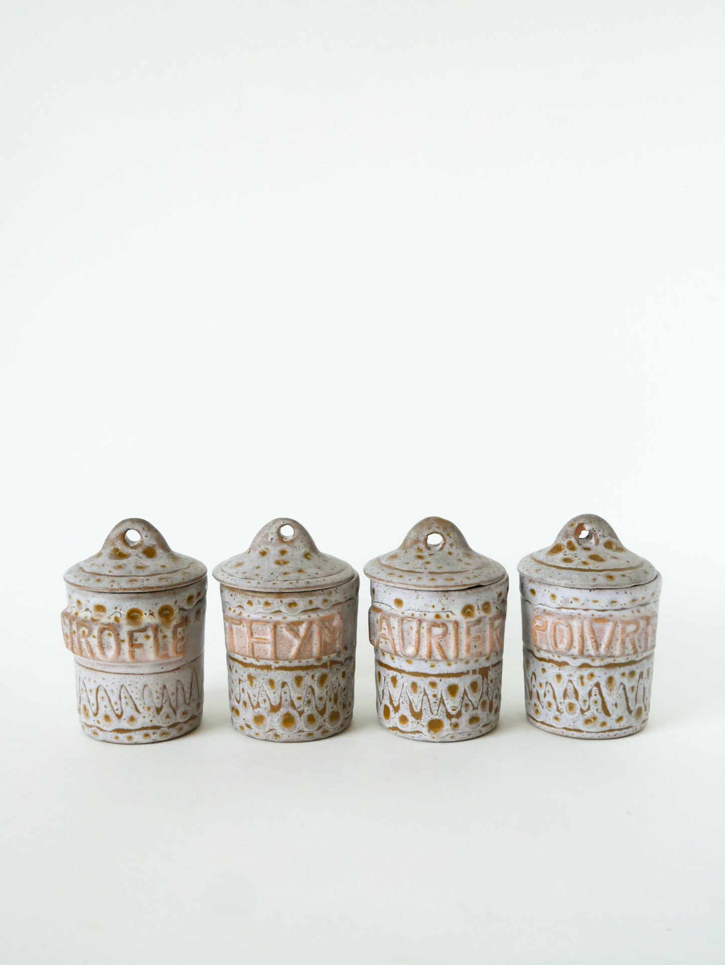 Lot de 4 pots à épices en céramique, Signés Austruy, 1970  11 X 9 cm