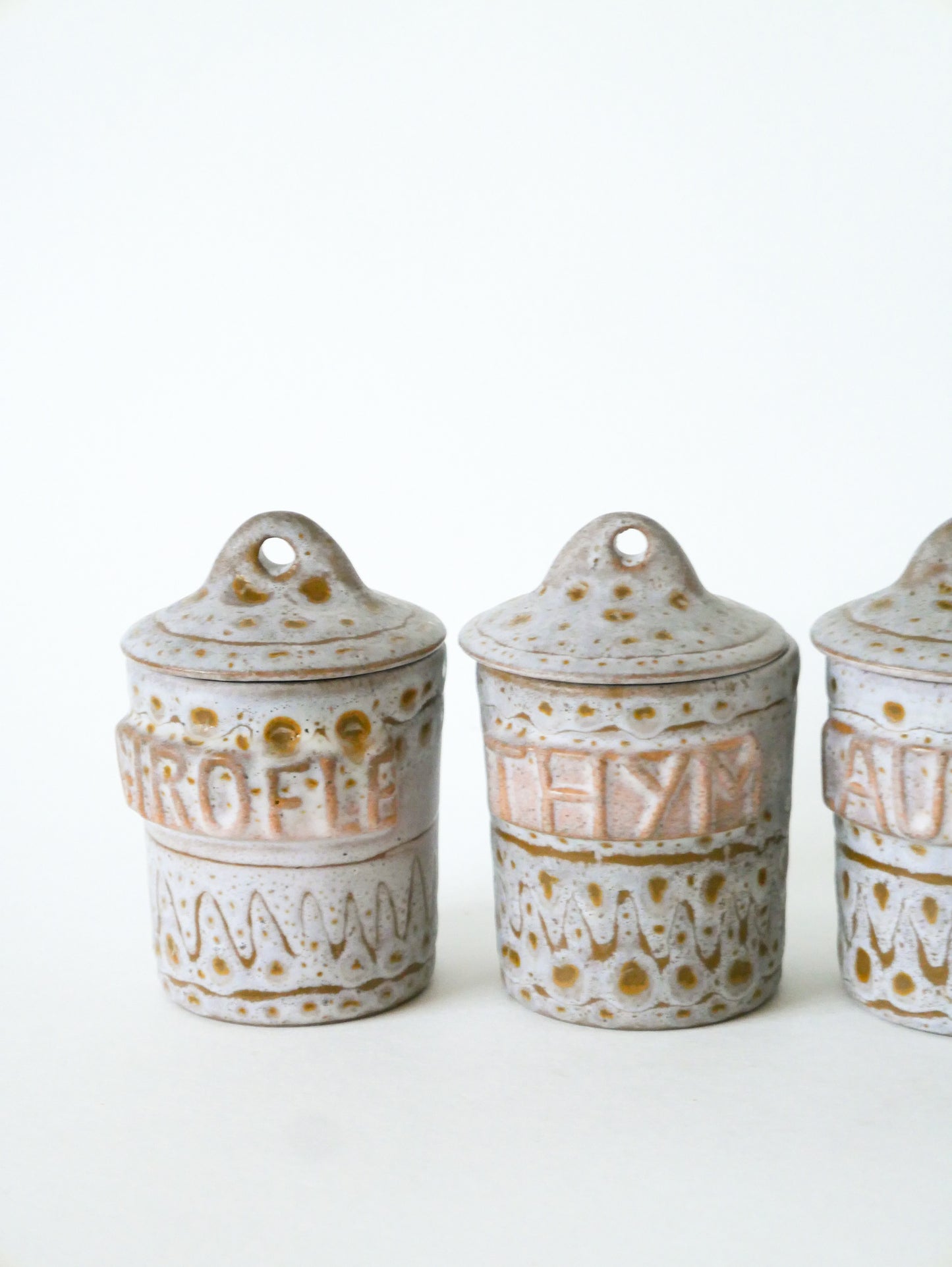 Lot de 4 pots à épices en céramique, Signés Austruy, 1970  11 X 9 cm