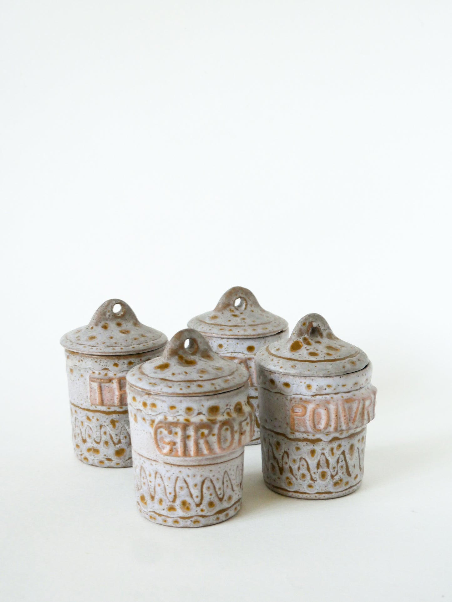 Lot de 4 pots à épices en céramique, Signés Austruy, 1970  11 X 9 cm