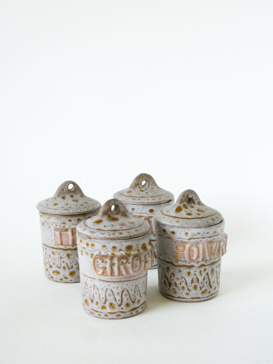 Lot de 4 pots à épices en céramique, Signés Austruy, 1970  11 X 9 cm