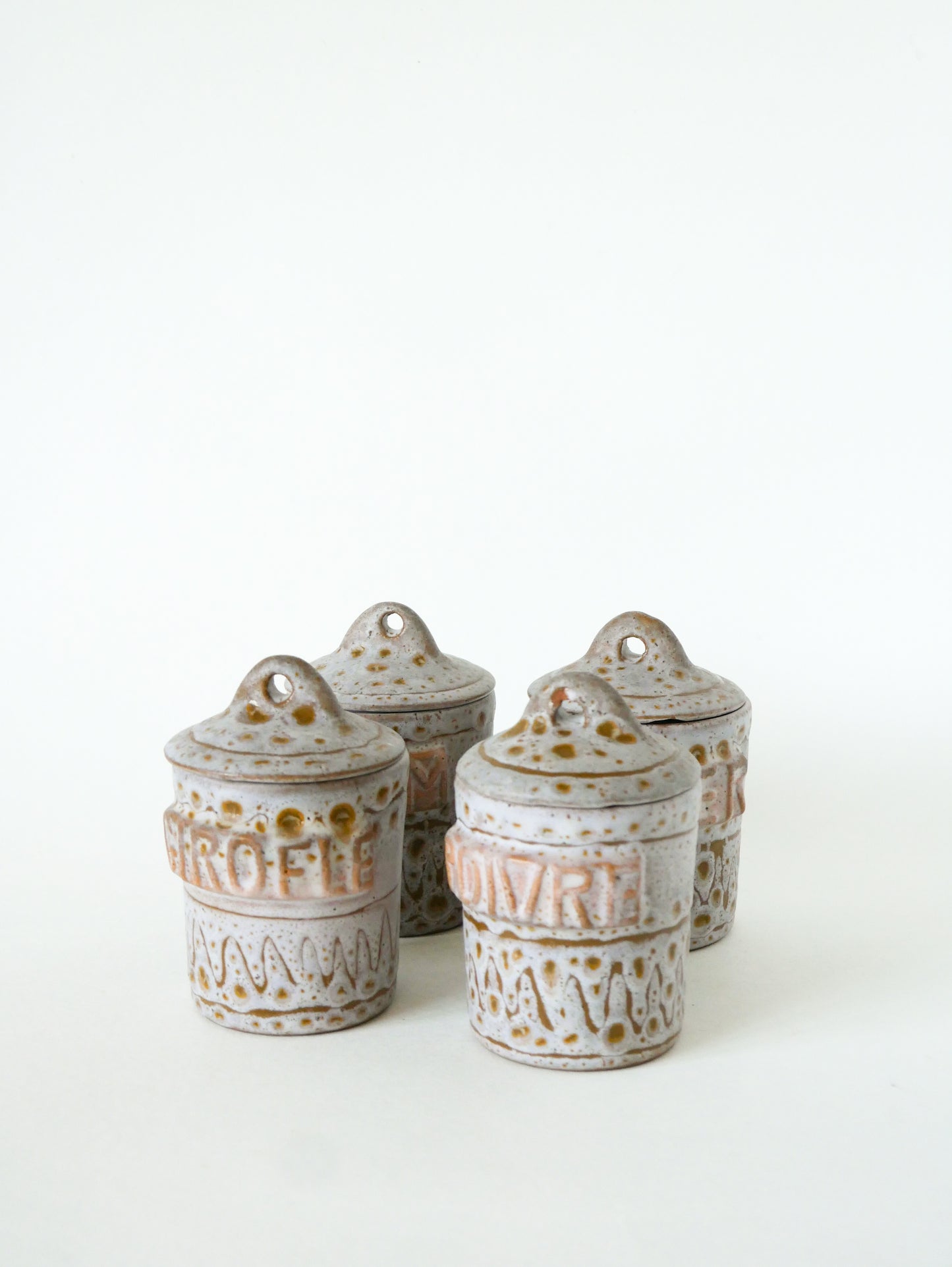 Lot de 4 pots à épices en céramique, Signés Austruy, 1970  11 X 9 cm