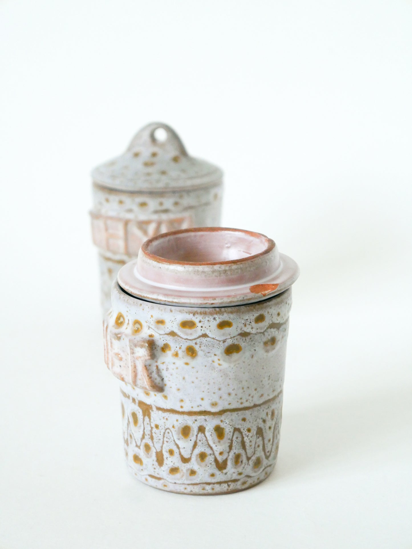 Lot de 4 pots à épices en céramique, Signés Austruy, 1970  11 X 9 cm