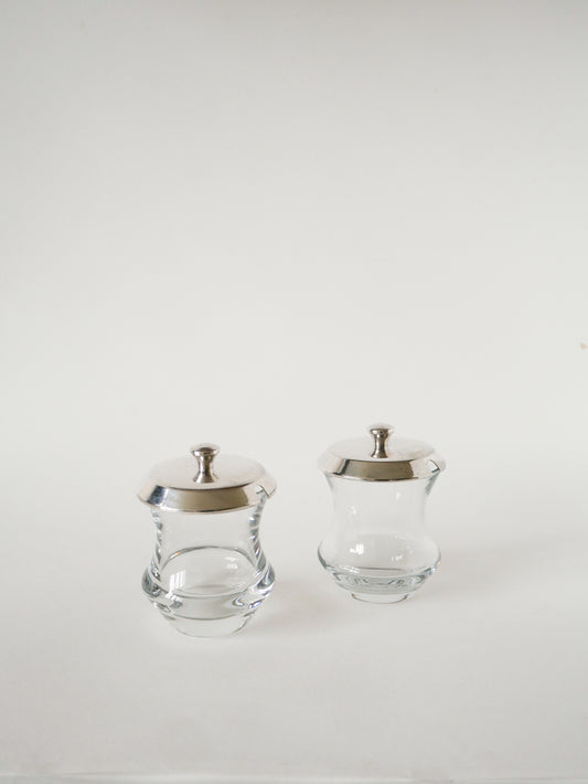 Duo de pots à condiments en cristal et métal argenté, Saint Hilaire, 1960