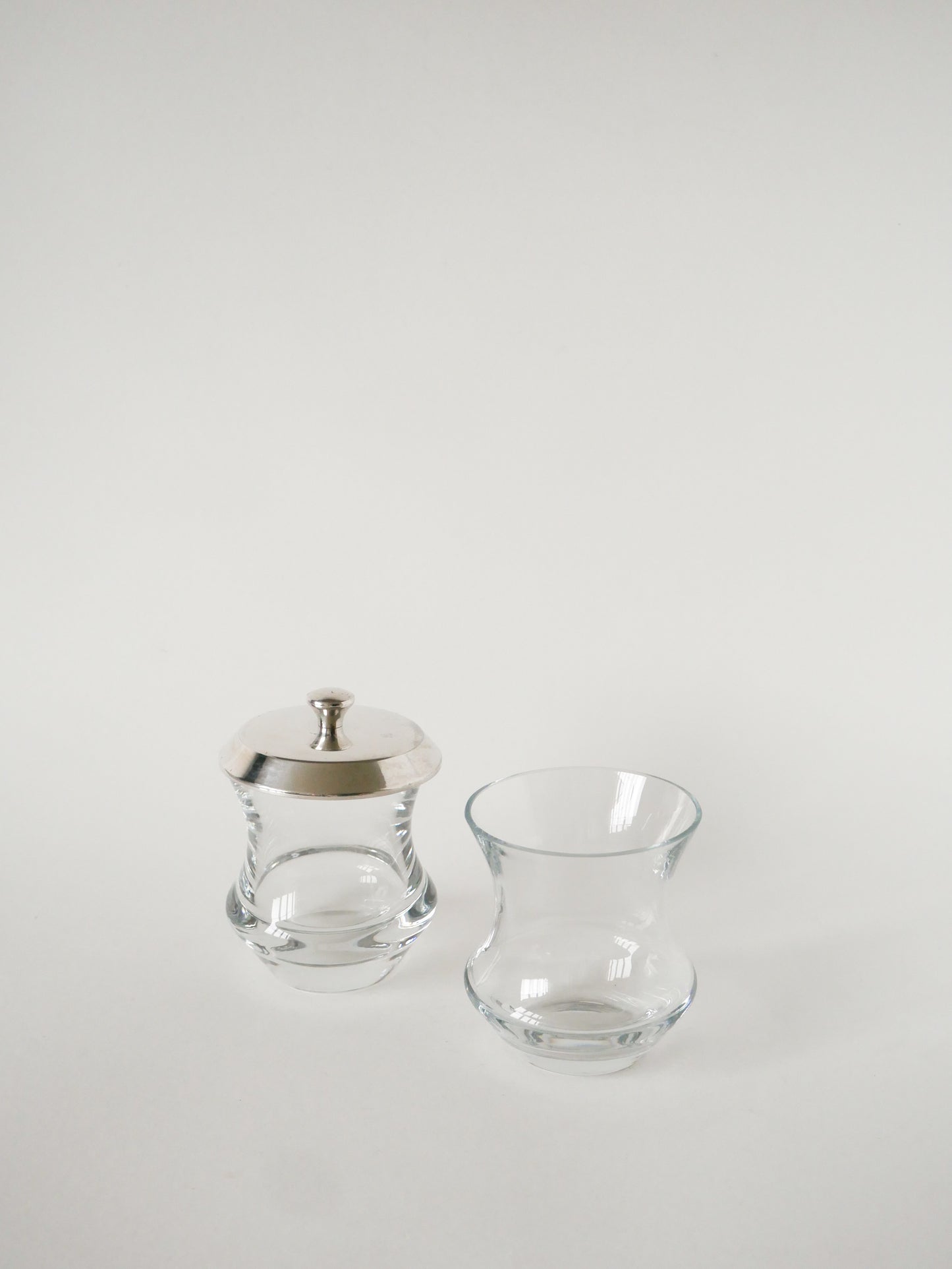 Duo de pots à condiments en cristal et métal argenté, Saint Hilaire, 1960