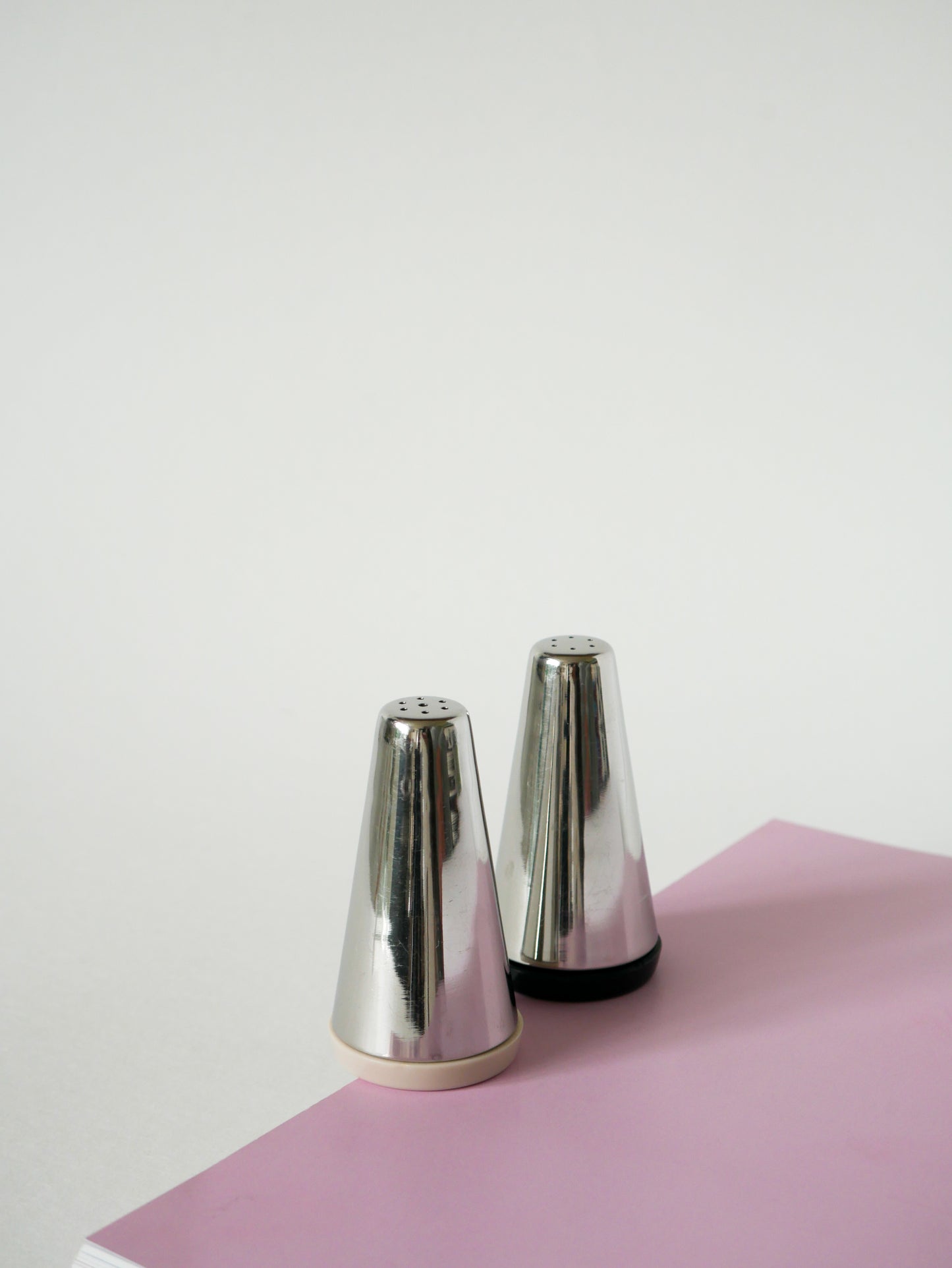 Sel & poivre Design en chrome et plastique, Made in Italy, dans le goût d'Alessi, 1970