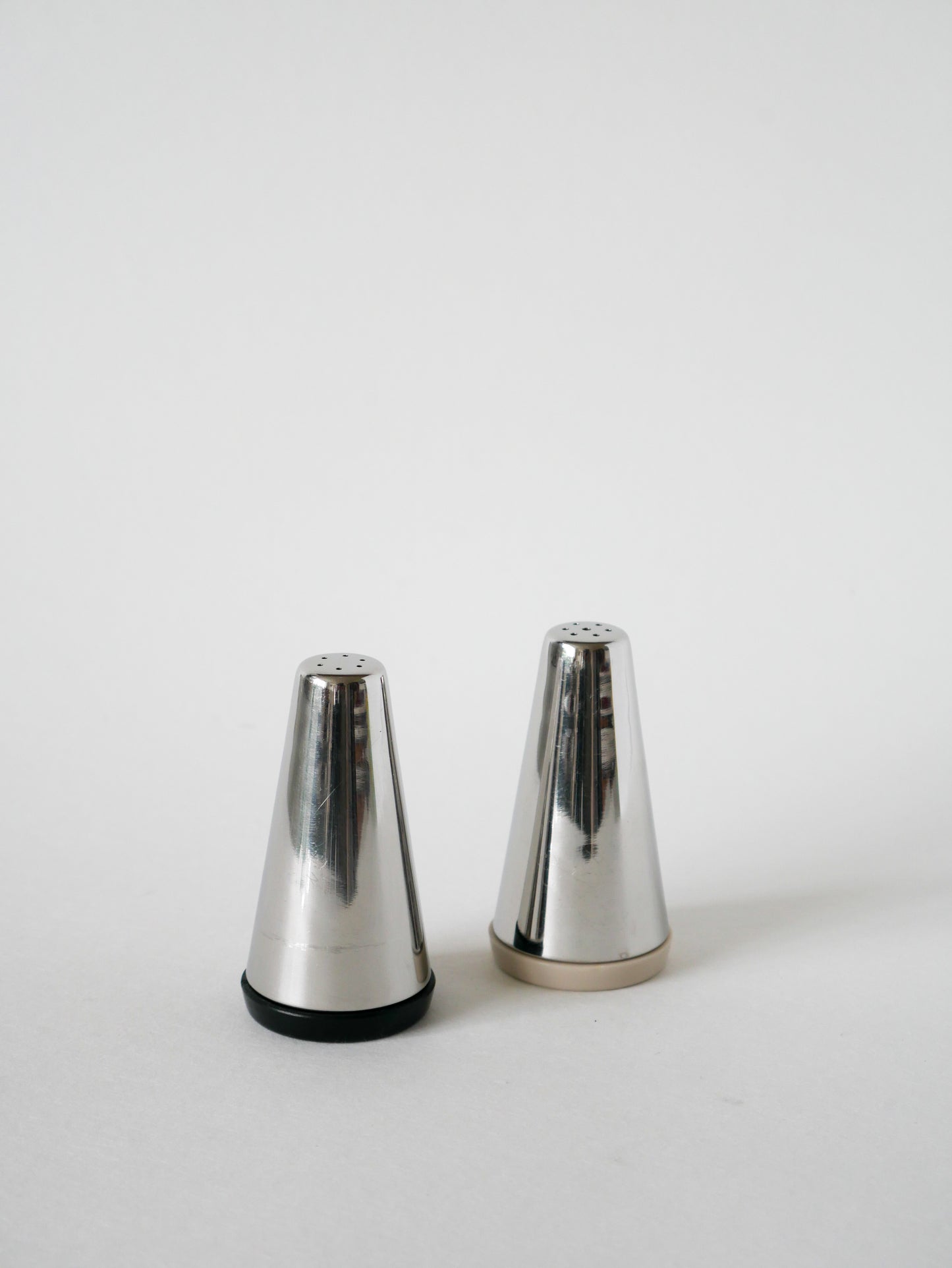 Sel & poivre Design en chrome et plastique, Made in Italy, dans le goût d'Alessi, 1970
