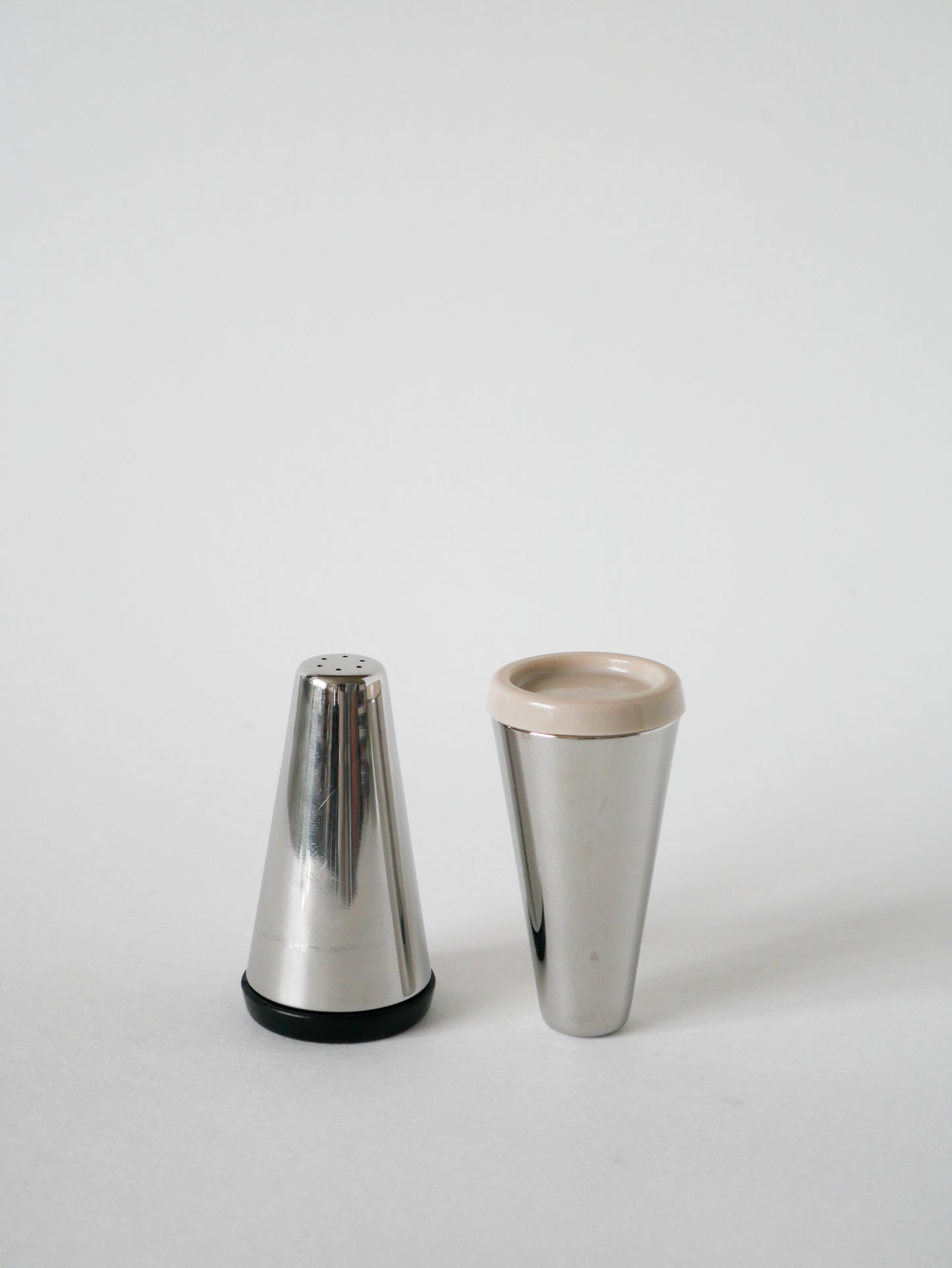 Sel & poivre Design en chrome et plastique, Made in Italy, dans le goût d'Alessi, 1970