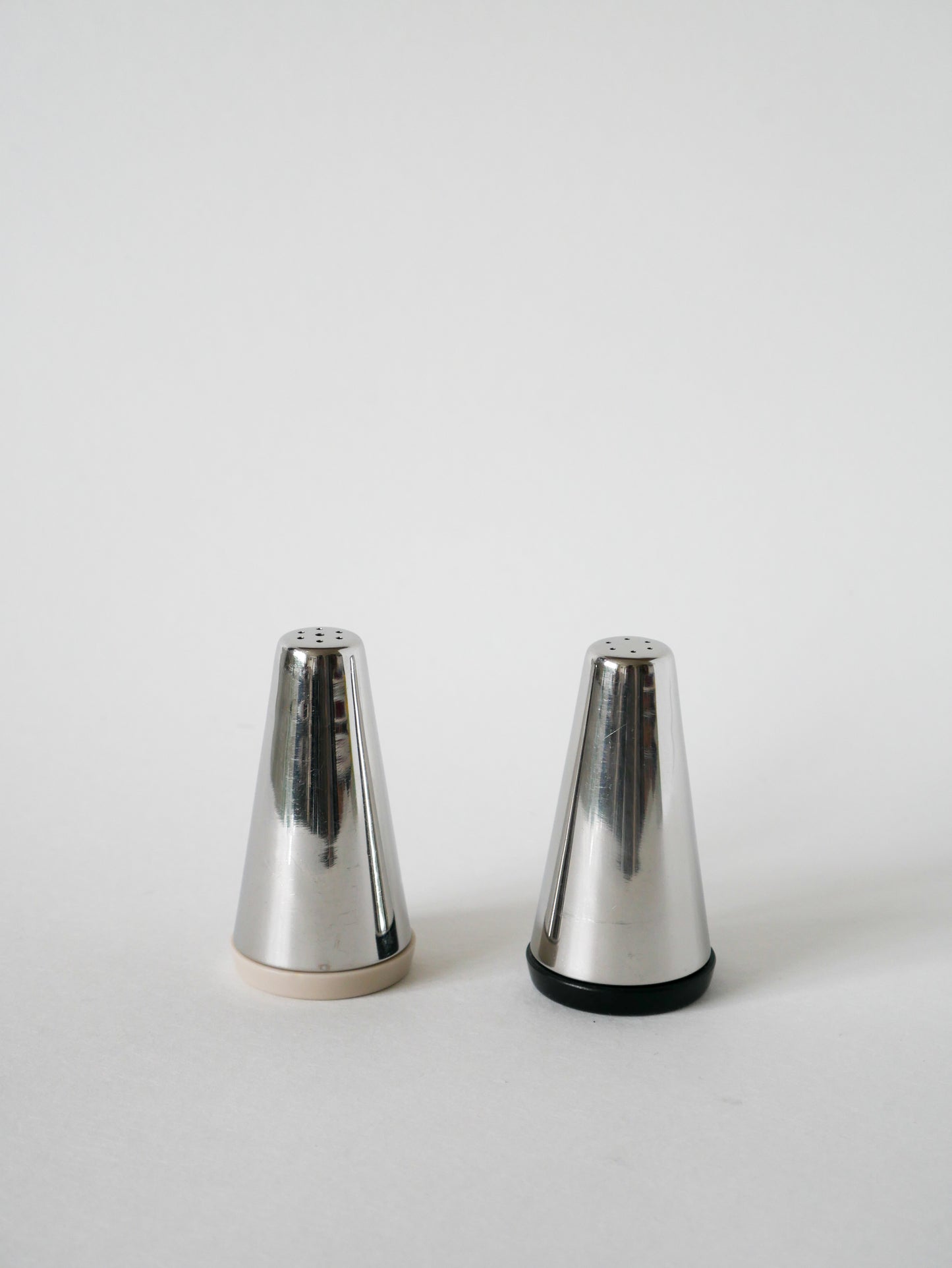 Sel & poivre Design en chrome et plastique, Made in Italy, dans le goût d'Alessi, 1970