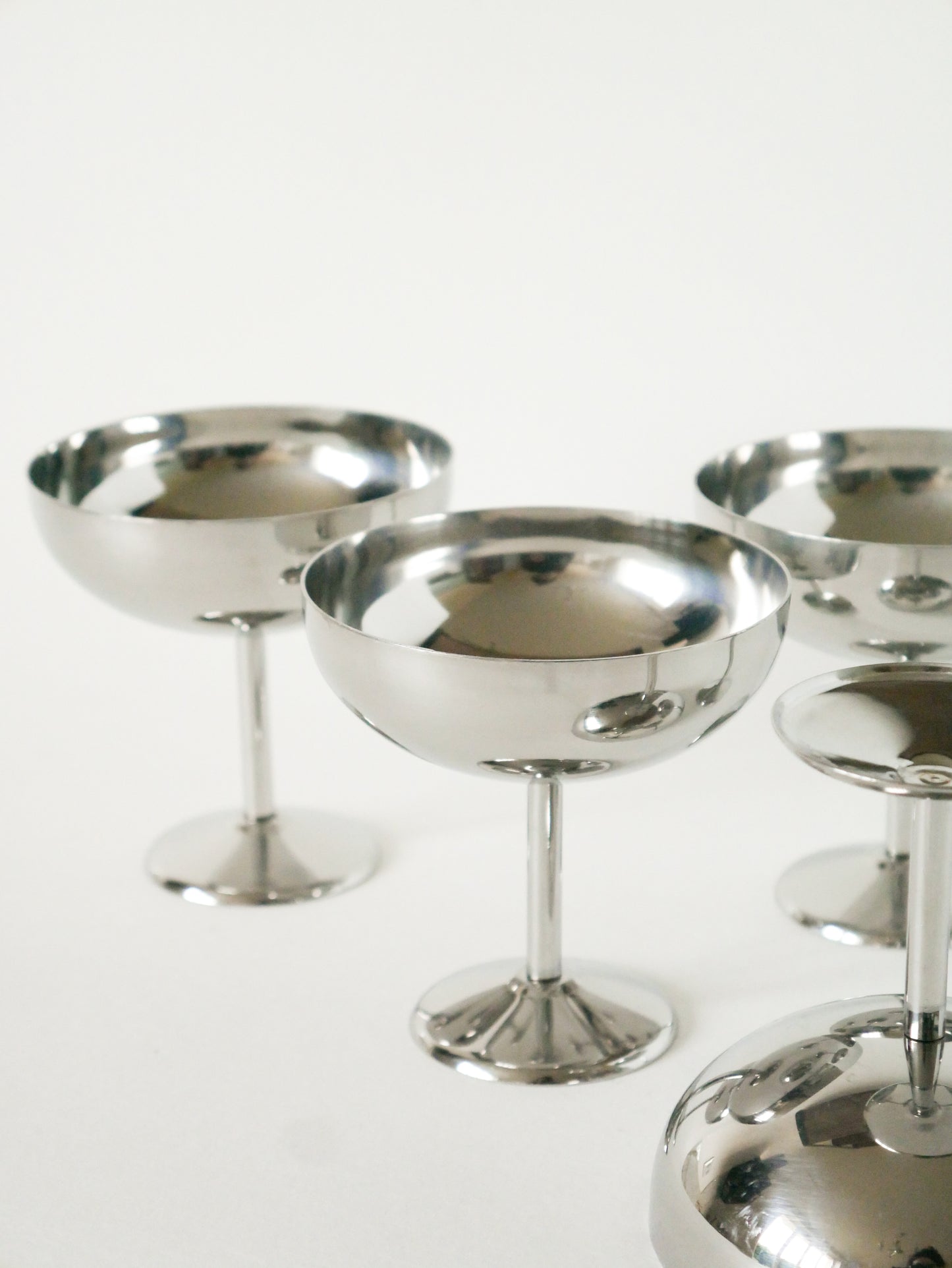 Ensemble de 5 grandes coupes à glace en inox hautes, pieds fins, Design, 1970 - 9.5 X 9 cm