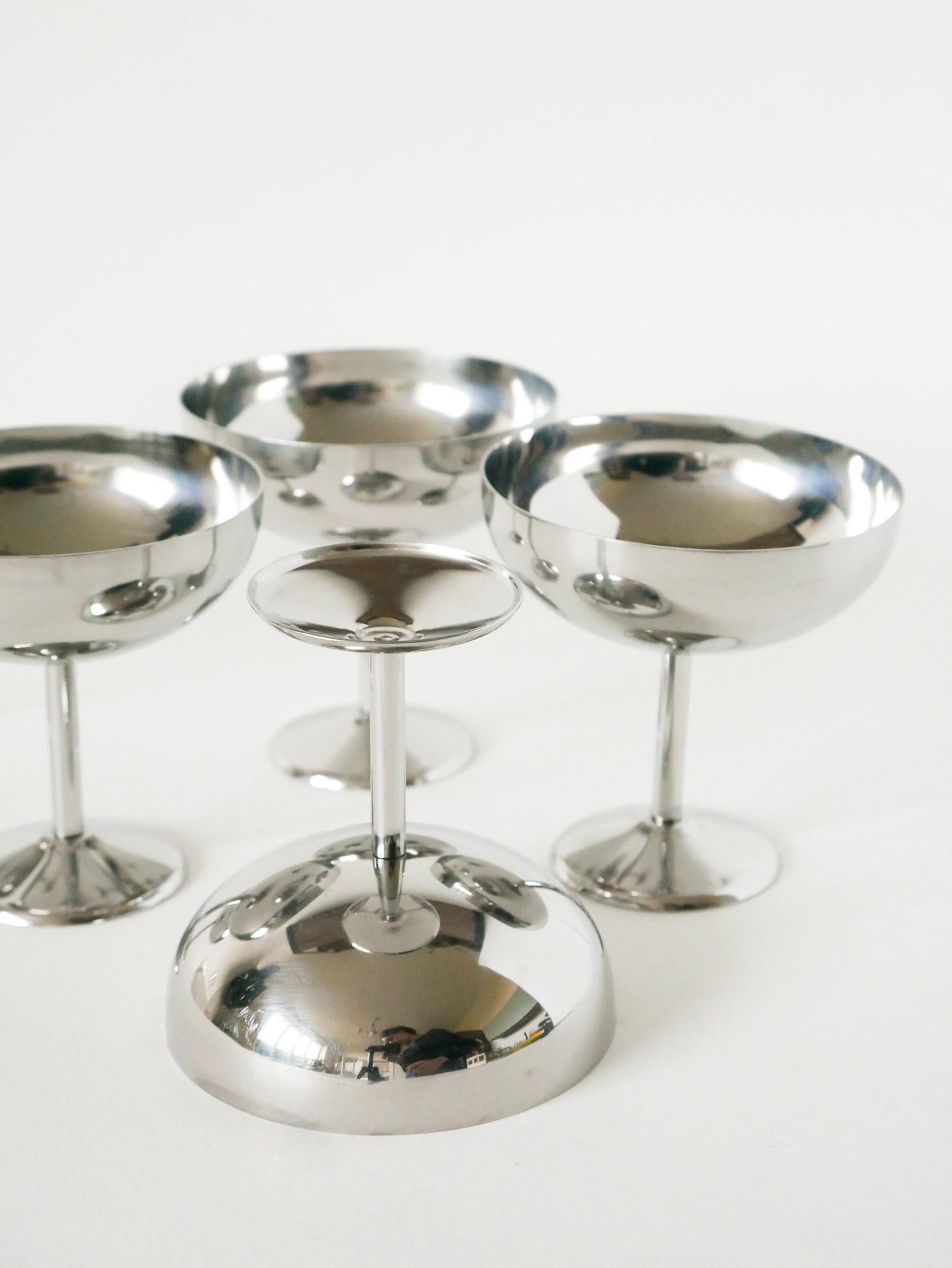 Ensemble de 5 grandes coupes à glace en inox hautes, pieds fins, Design, 1970 - 9.5 X 9 cm