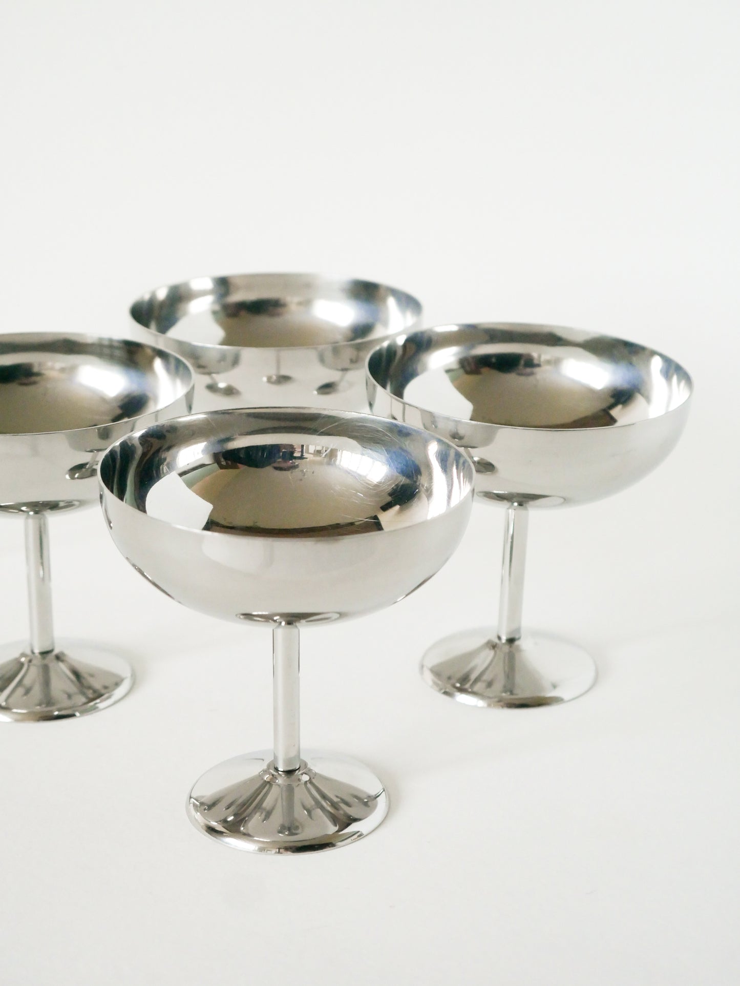 Ensemble de 5 grandes coupes à glace en inox hautes, pieds fins, Design, 1970 - 9.5 X 9 cm