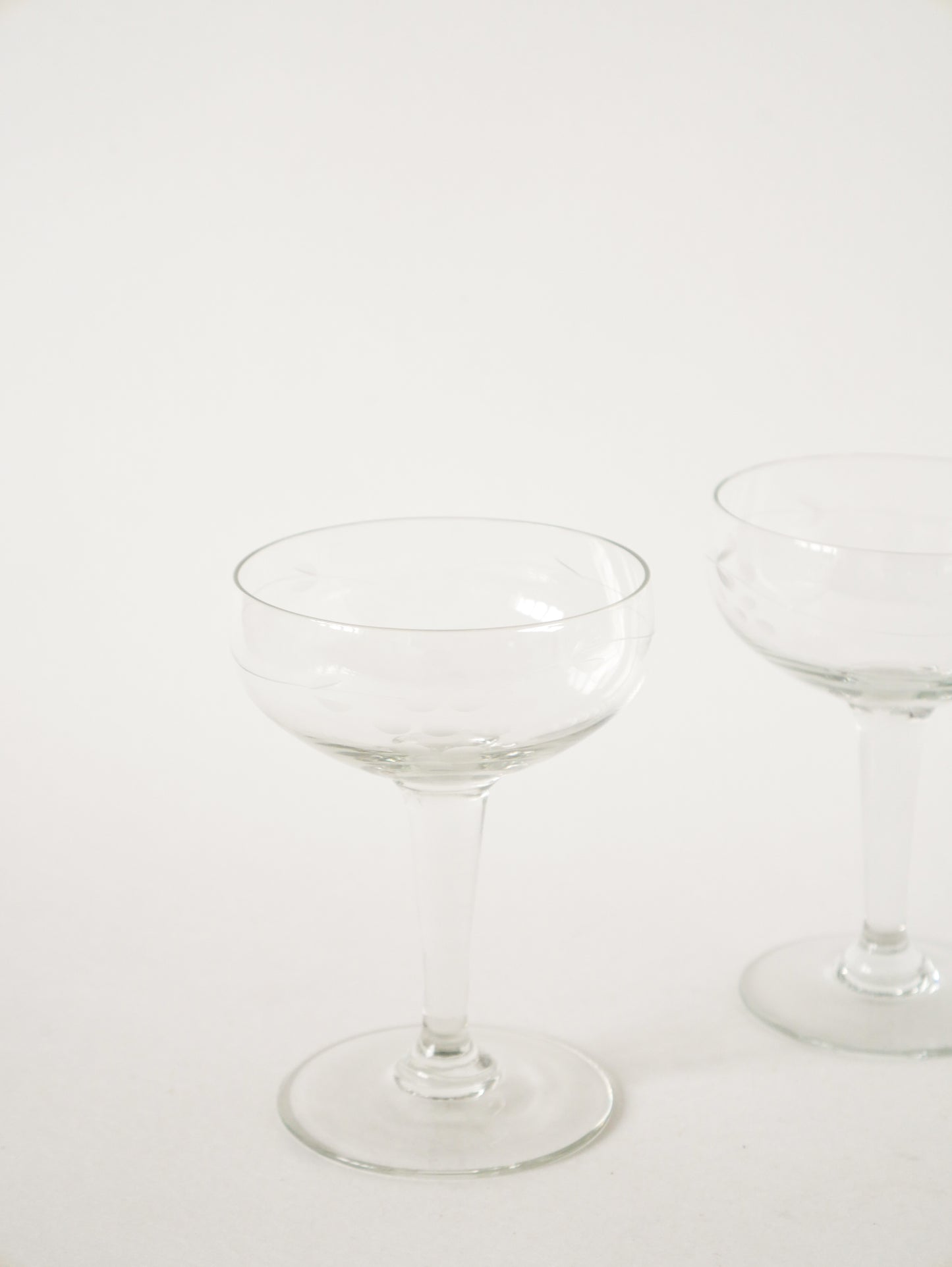 Lot de 5 coupes à champagne en cristal gravé, 1960