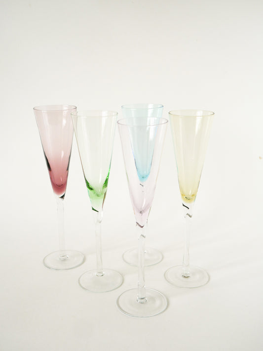 Ensemble de 5 flûtes à champagne colorées très hautes, pieds torsadés, 1970