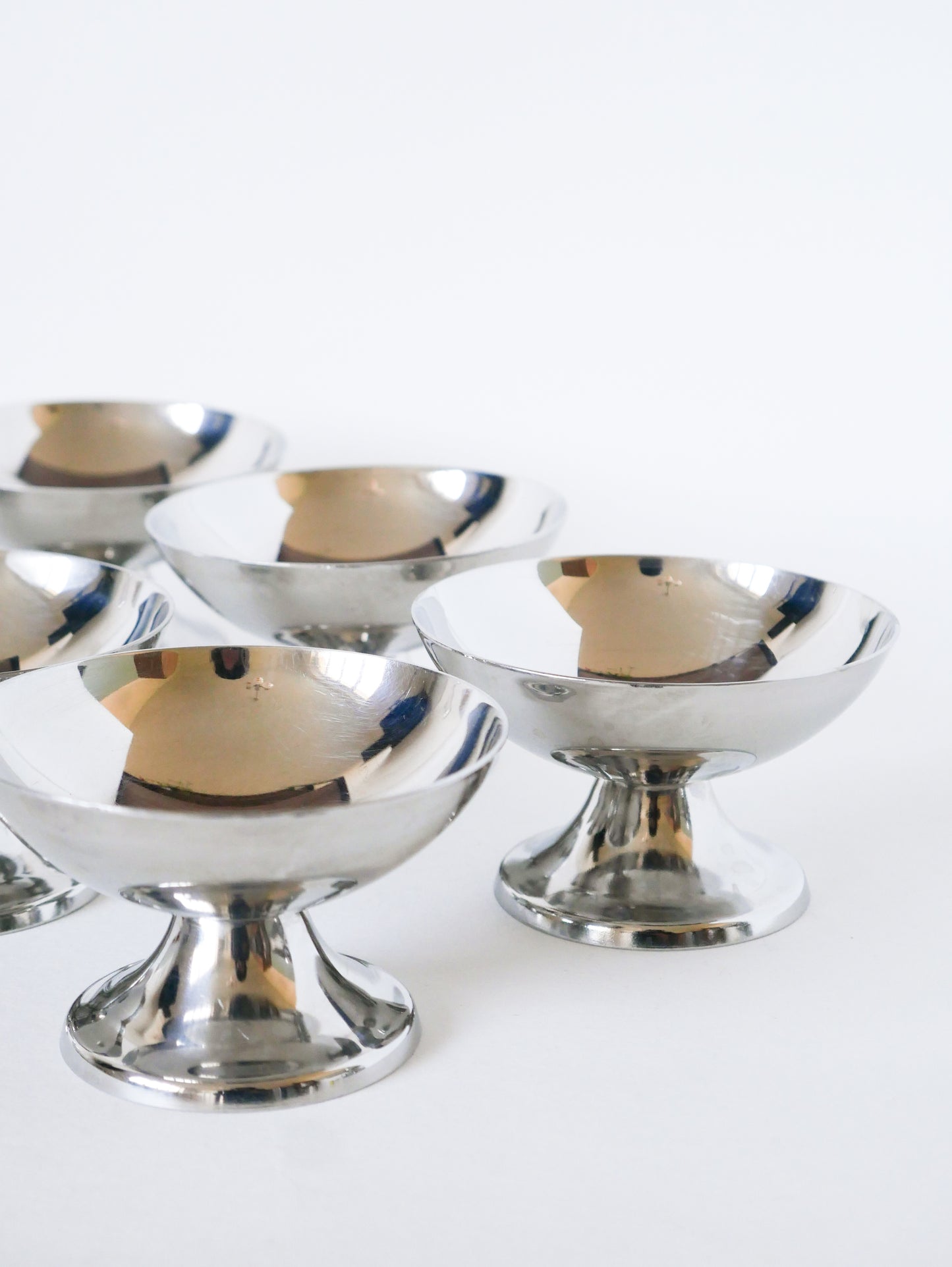 Lot de 6 coupes en inox, pieds large, Design, 1970 - 9.5. X 6 cm