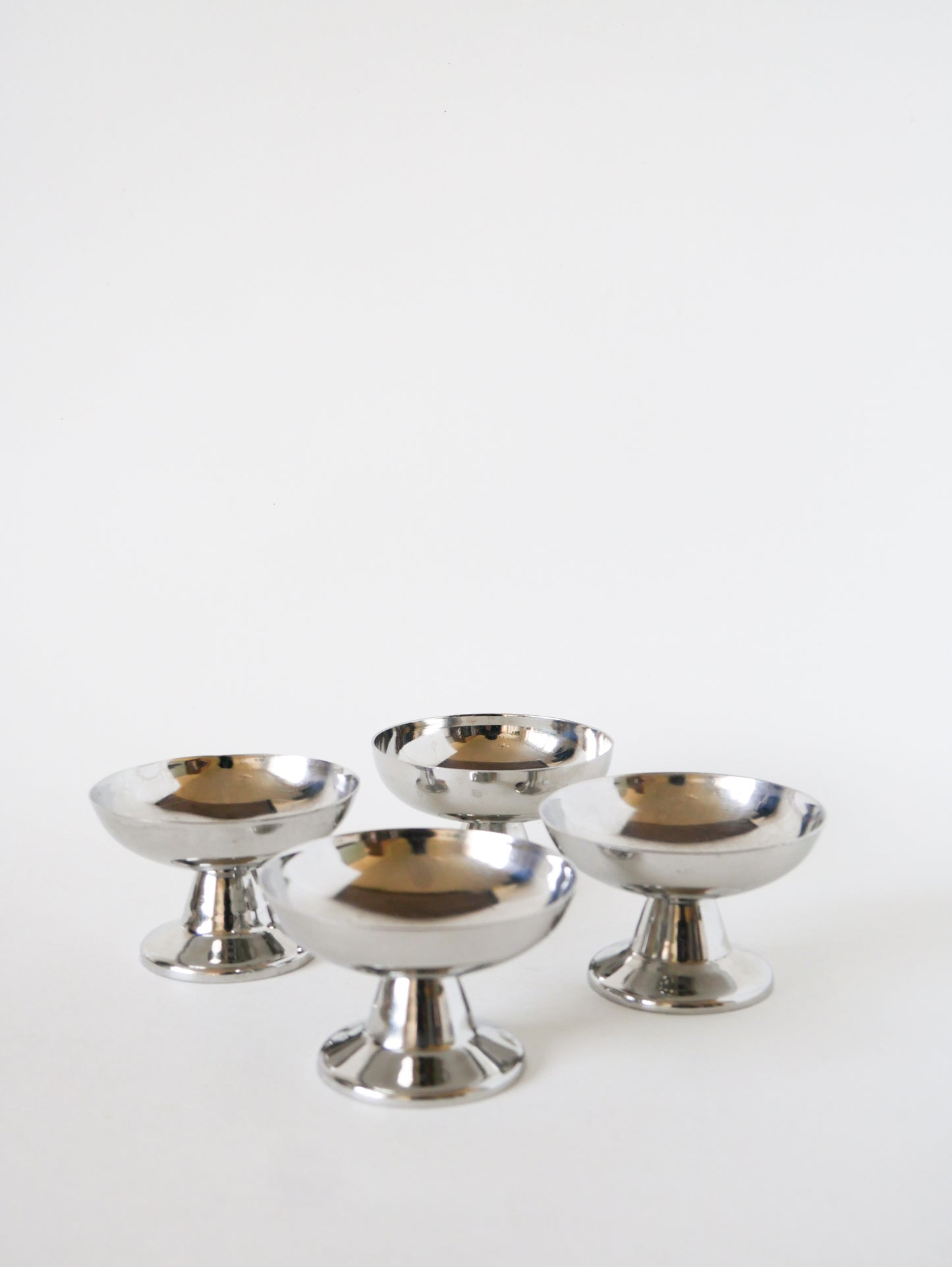 Lot de 4 coupes en inox, pieds large et haut, Design, 1970 - 6 X 9 cm