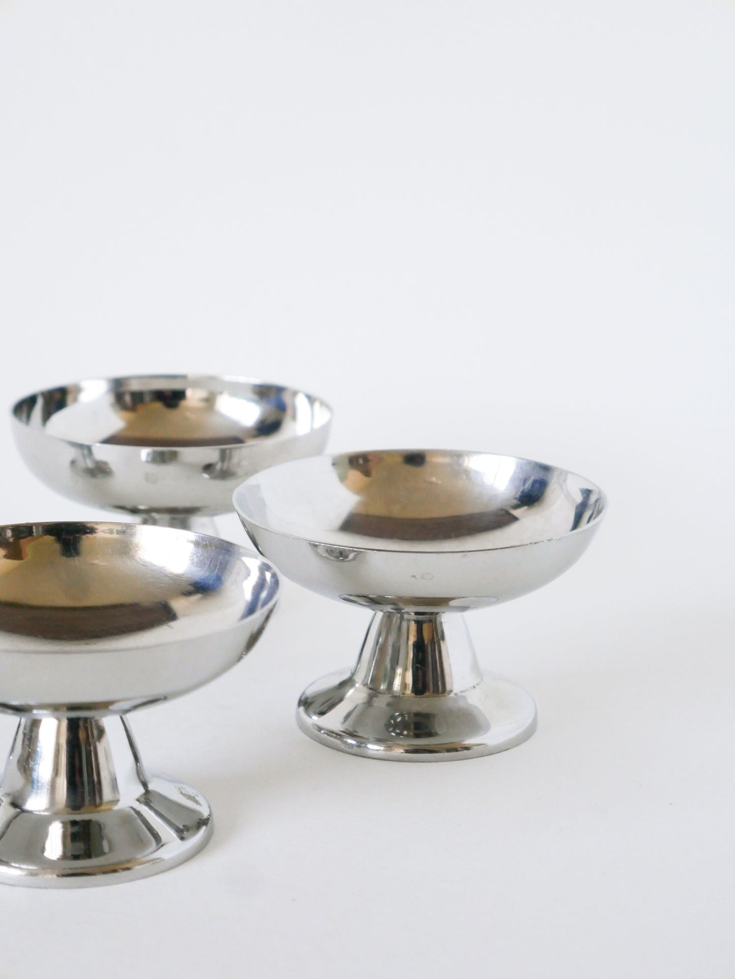 Lot de 4 coupes en inox, pieds large et haut, Design, 1970 - 6 X 9 cm