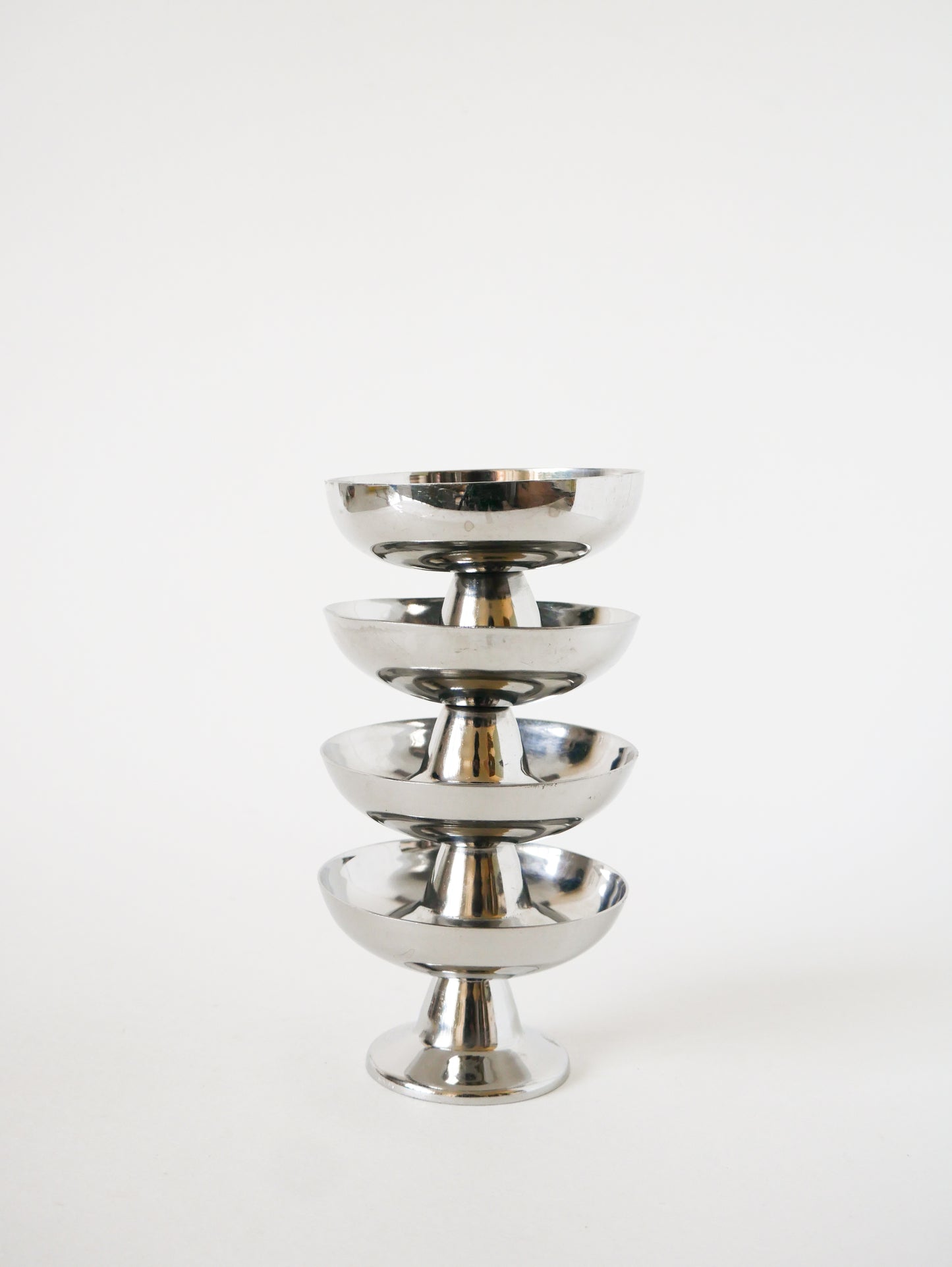 Lot de 4 coupes en inox, pieds large et haut, Design, 1970 - 6 X 9 cm