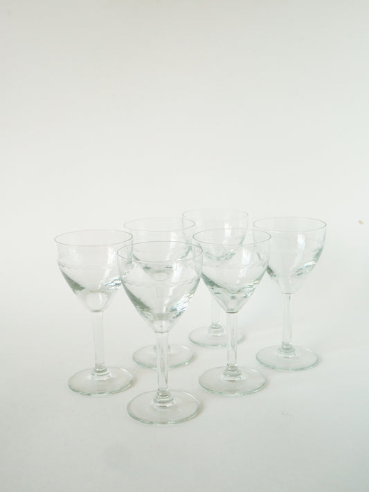Ensemble de 6 grands verres à vin gravés en cristal, motifs liserés, 1960