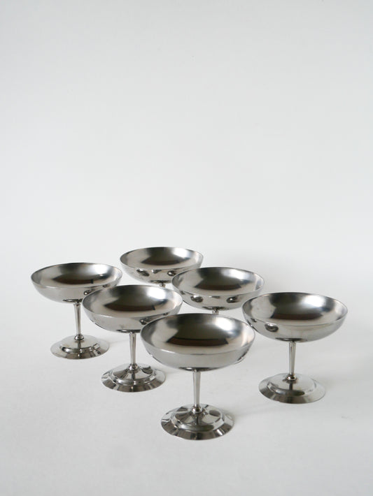 Ensemble de 6 coupes en inox à pieds fin, 1970 - 7.5 X 9 cm
