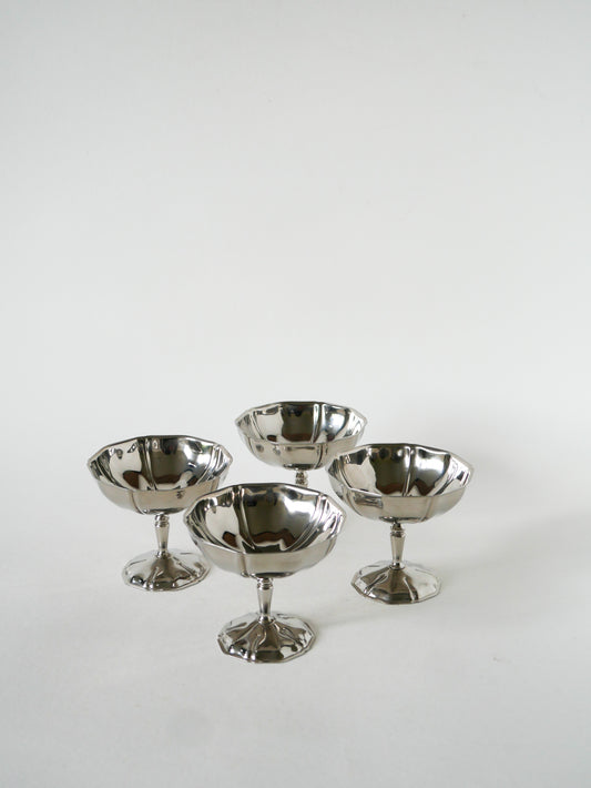 Ensemble de 4 coupes en inox travaillées à pieds fin, 1970 - 8 X 9 cm