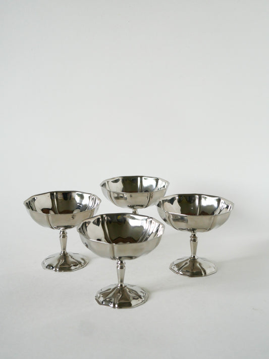 Ensemble de 4 coupes en inox travaillées à pieds fin, 1970 - 8 X 9 cm