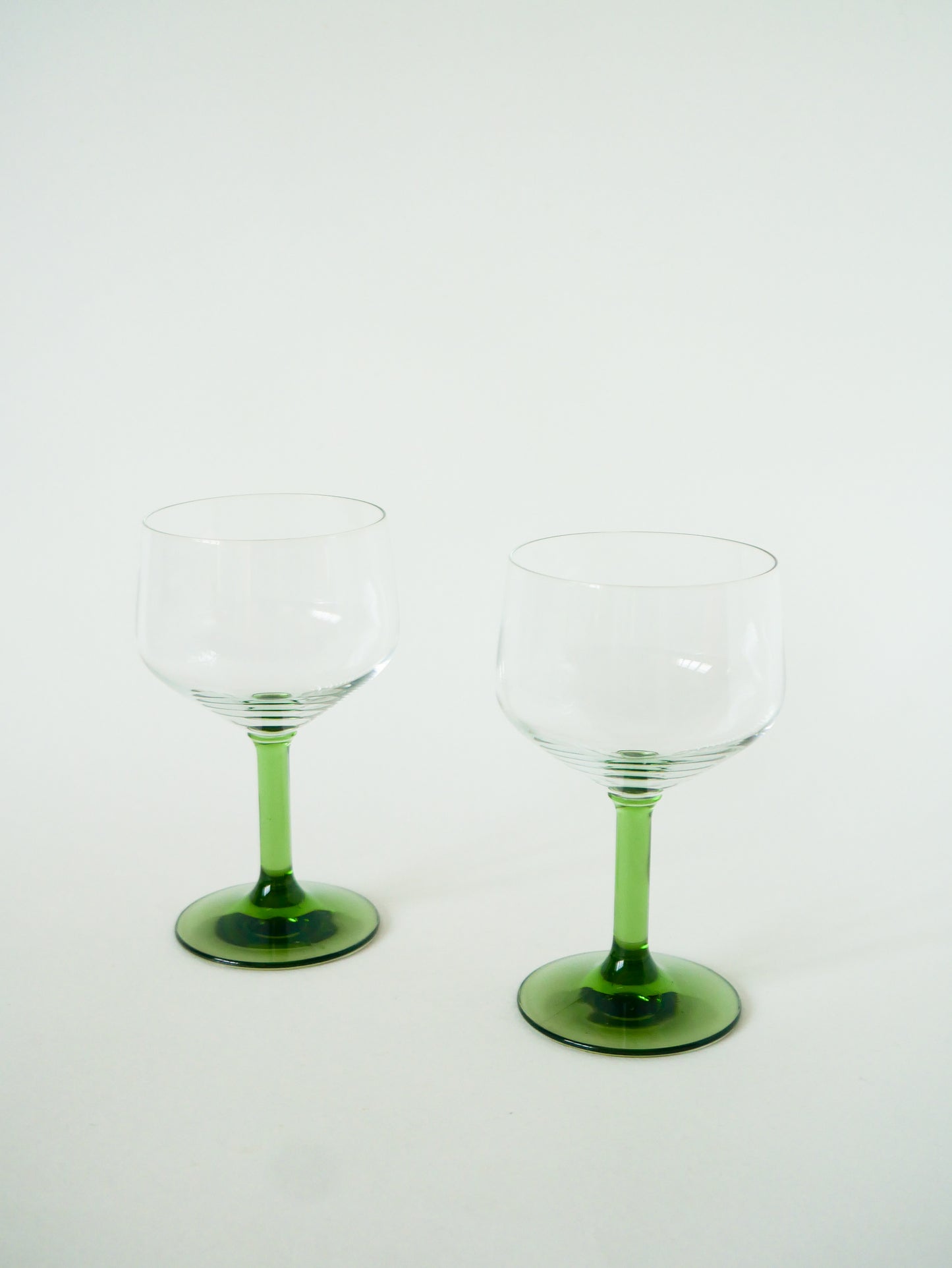 Lot de 5 grands verres à vin, pieds Vert, Vintage, 1970
