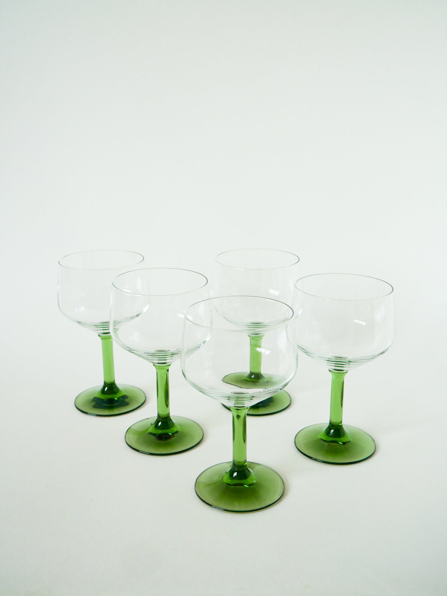 Lot de 5 grands verres à vin, pieds Vert, Vintage, 1970