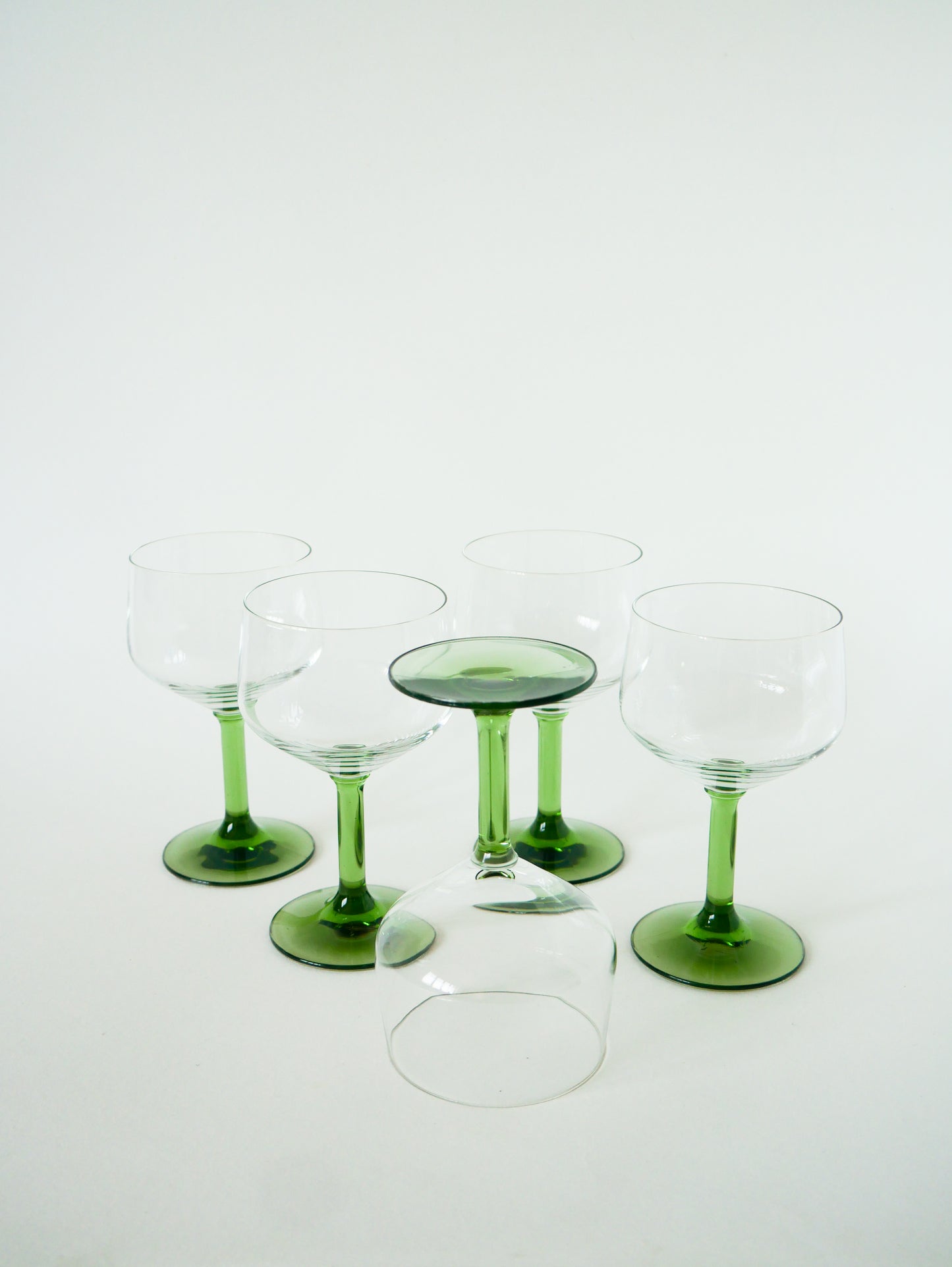 Lot de 5 grands verres à vin, pieds Vert, Vintage, 1970
