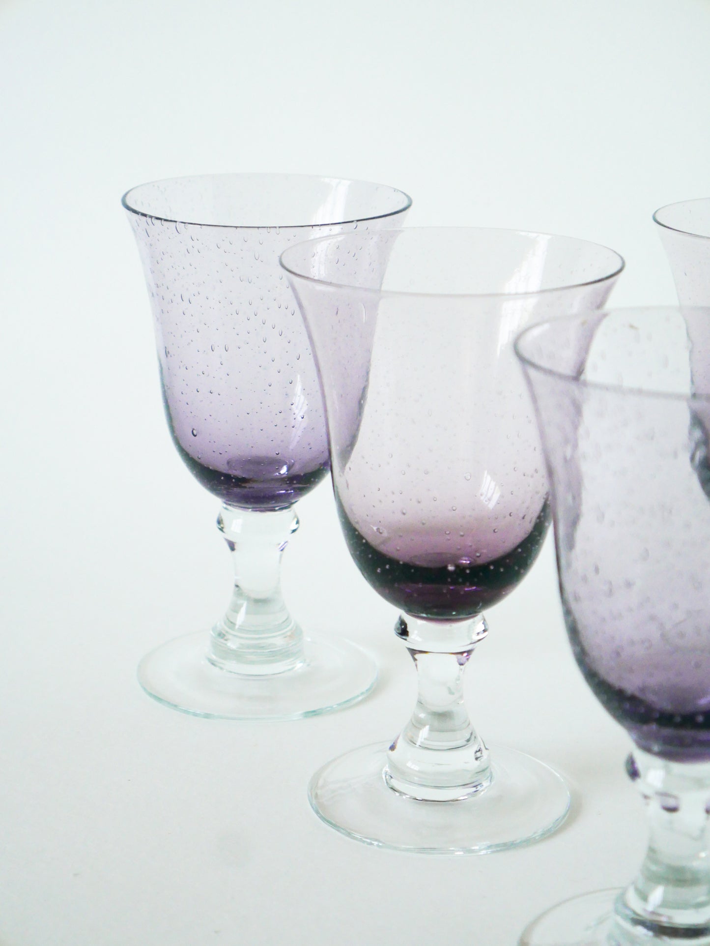 Lot de 5 grands verres à vin en verre bullé, Style Biot, Violet, 1970
