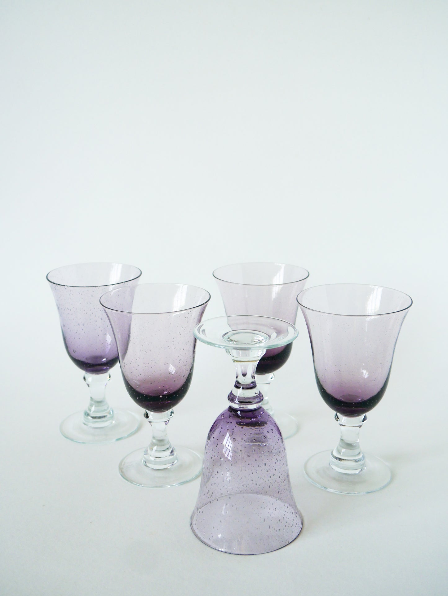Lot de 5 grands verres à vin en verre bullé, Style Biot, Violet, 1970