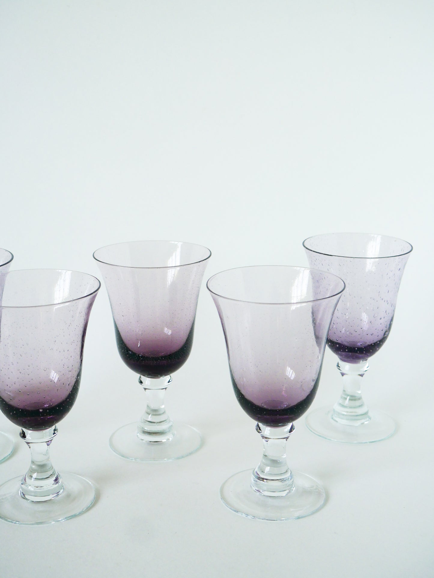 Lot de 5 grands verres à vin en verre bullé, Style Biot, Violet, 1970