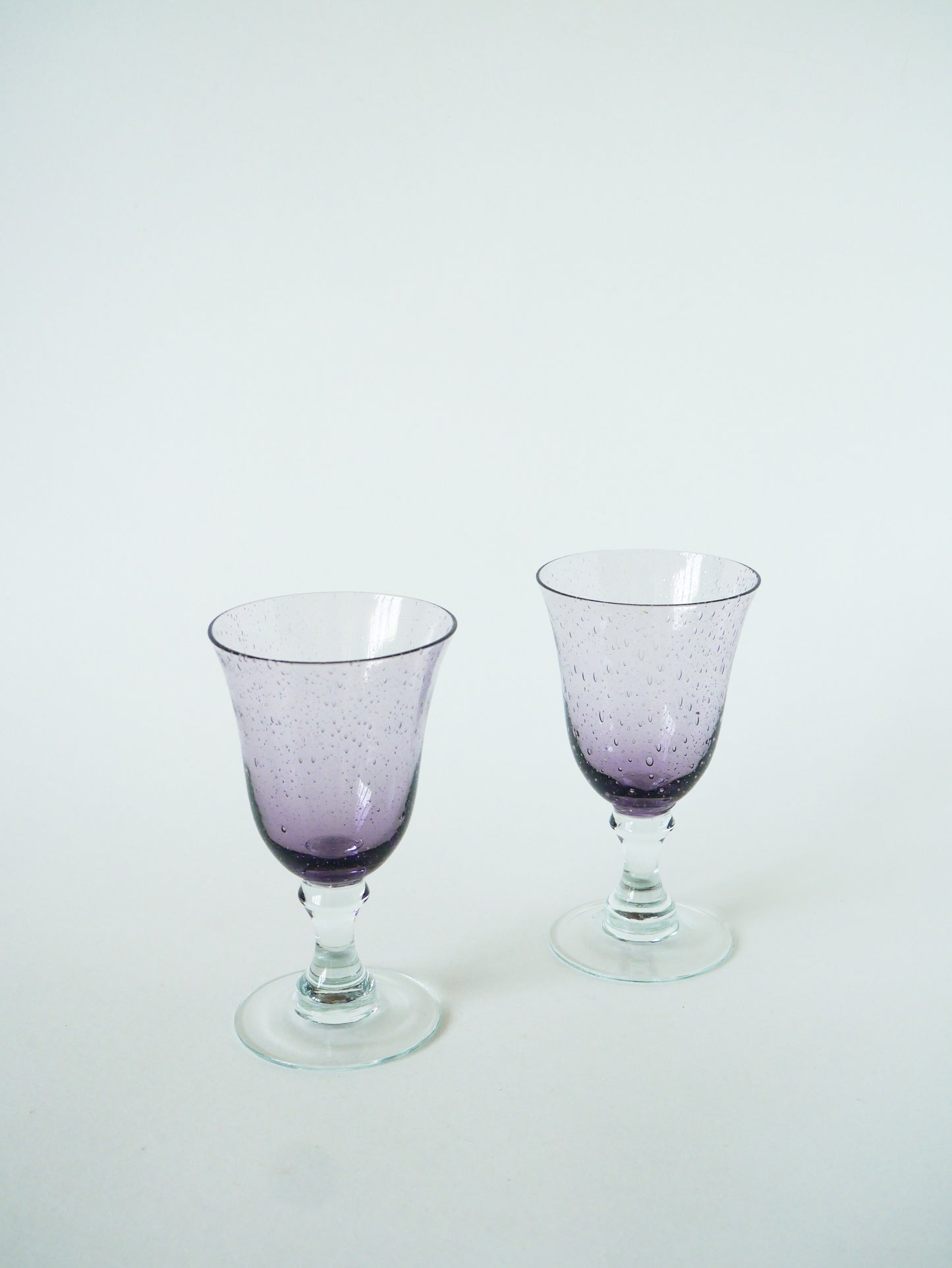 Lot de 5 grands verres à vin en verre bullé, Style Biot, Violet, 1970