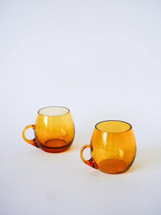 Paire de tasses en verre bullé de Biot, verre ambré, Design, 1970