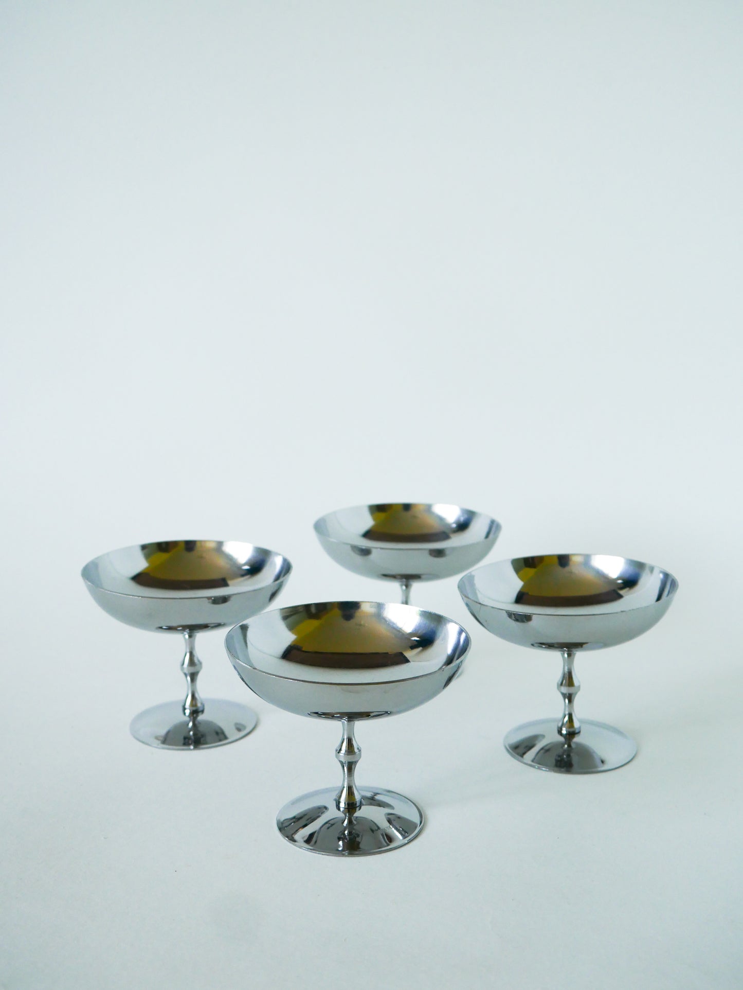 Lot de 4 coupes en inox, pieds haut et travaillé, Design, 1970 - 7.5 X 9 cm