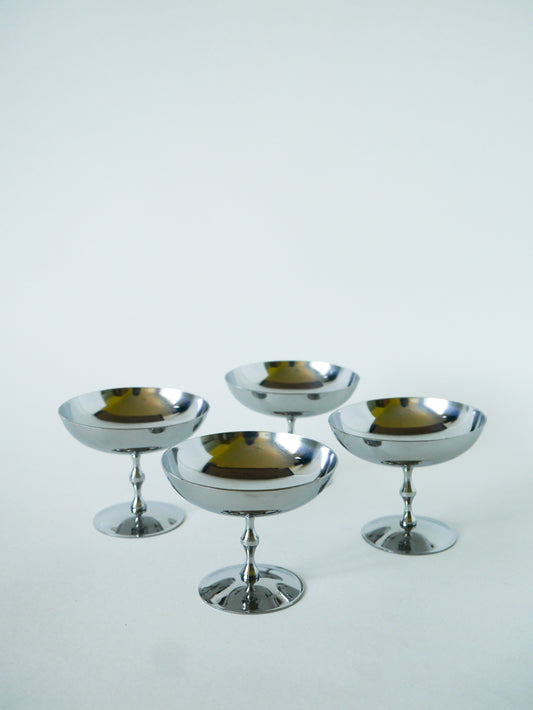 Lot de 4 coupes en inox, pieds haut et travaillé, Design, 1970 - 7.5 X 9 cm