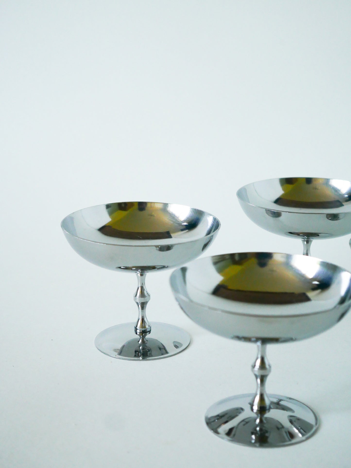 Lot de 4 coupes en inox, pieds haut et travaillé, Design, 1970 - 7.5 X 9 cm