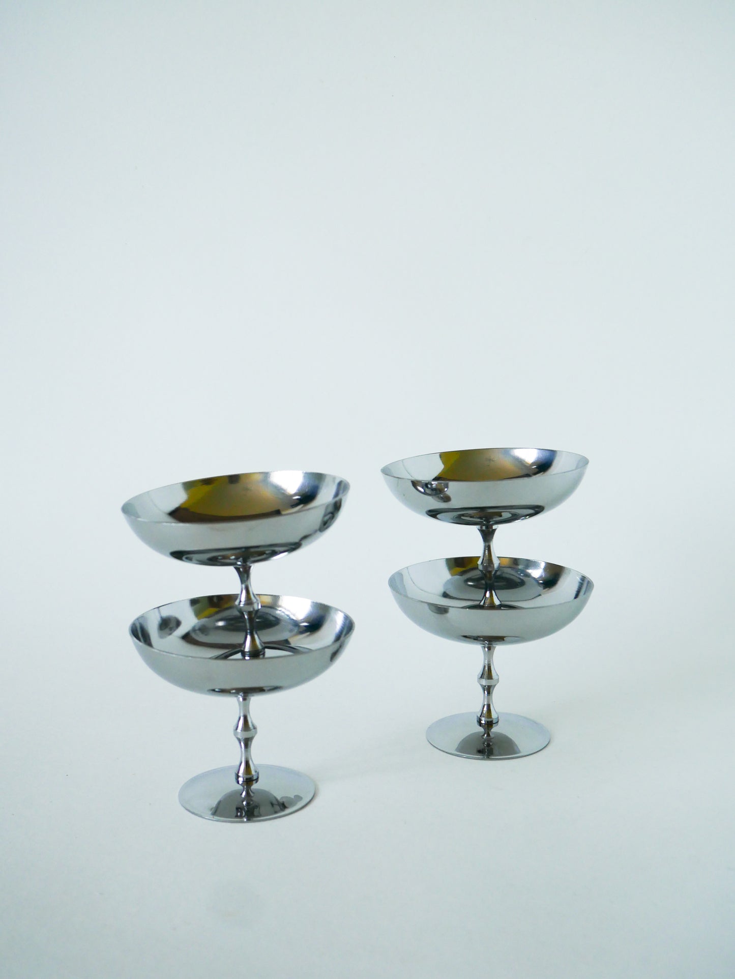 Lot de 4 coupes en inox, pieds haut et travaillé, Design, 1970 - 7.5 X 9 cm