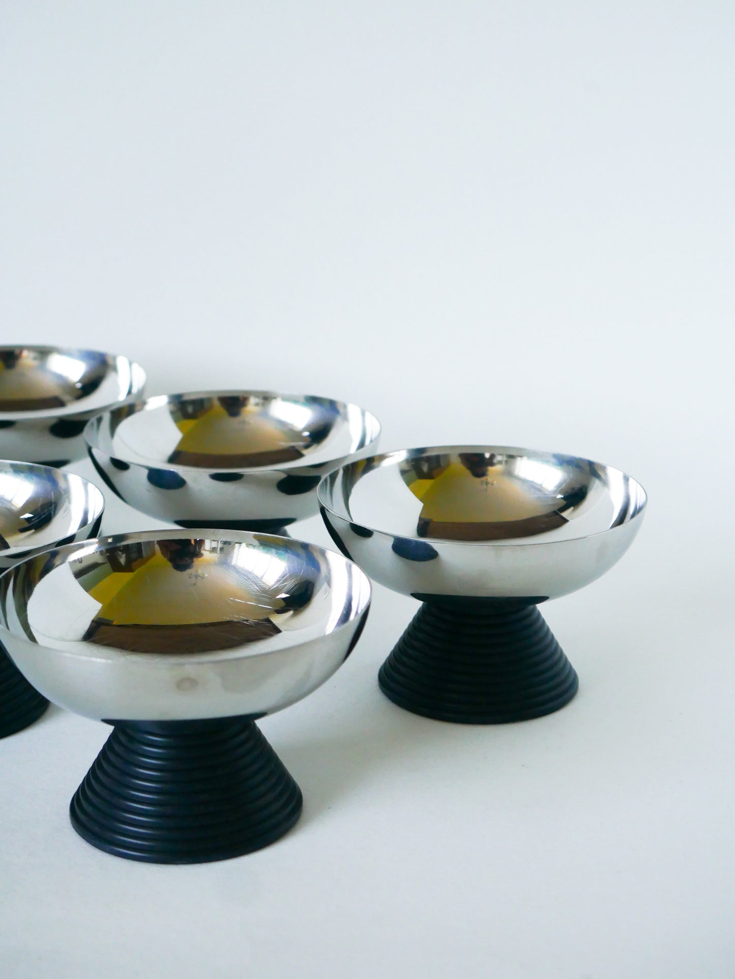 Lot de 6 coupes à glace en inox, pieds large, plastique Noir, Design, 1970 - 7 X 10 cm