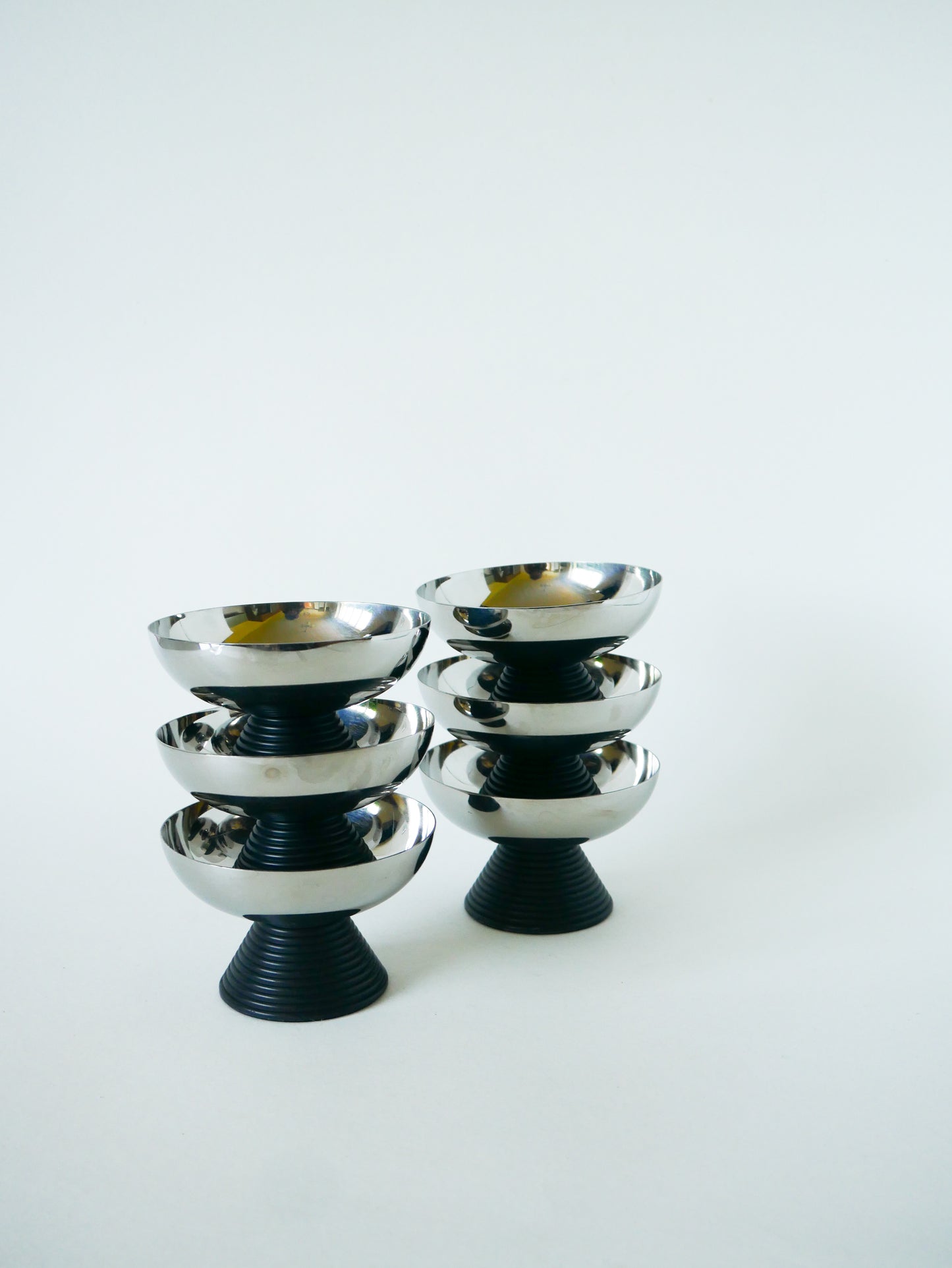 Lot de 6 coupes à glace en inox, pieds large, plastique Noir, Design, 1970 - 7 X 10 cm