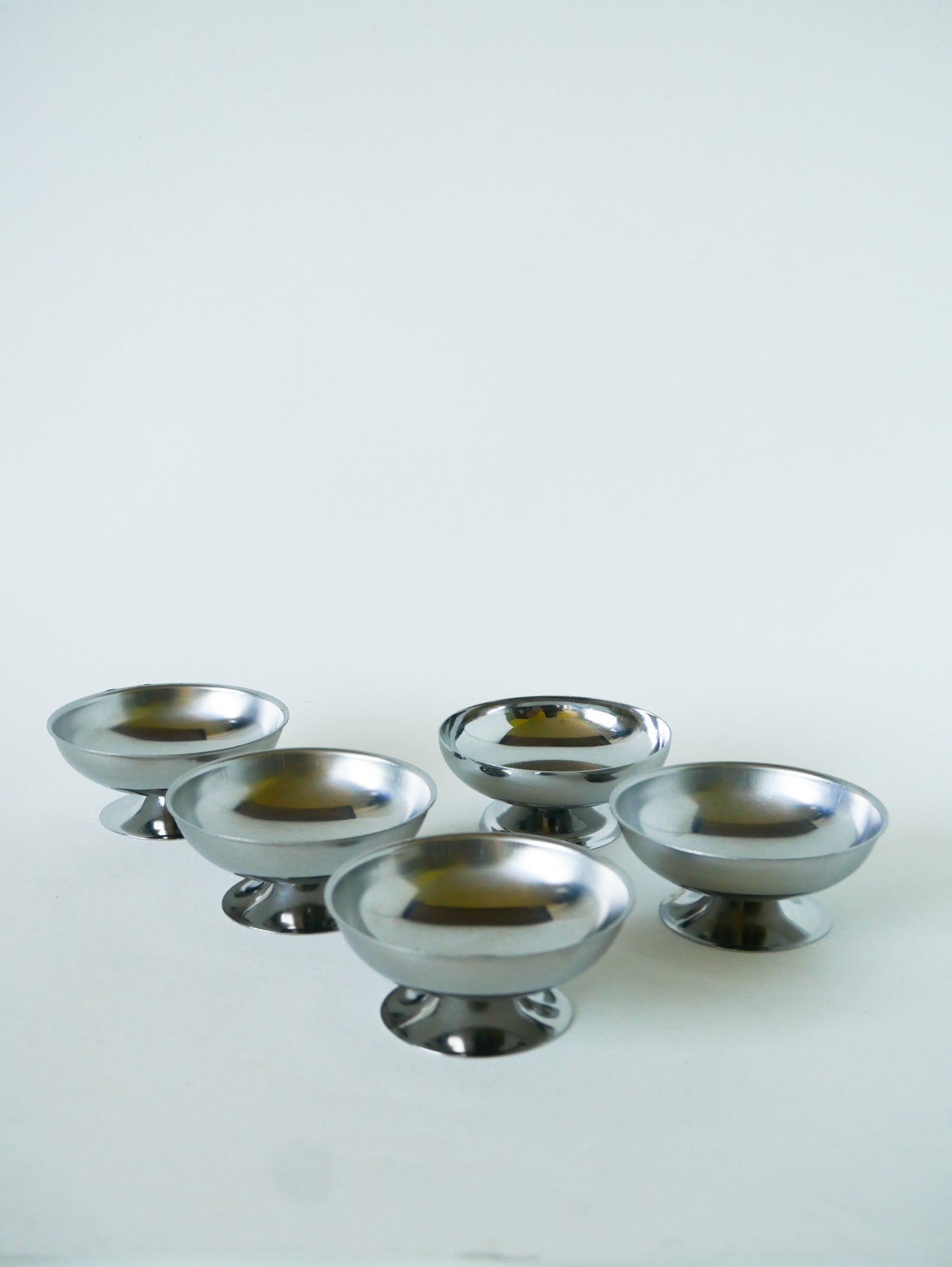 Lot de 5 coupes à glace en inox, pieds large, Design, 1970 - 4 X 9 cm