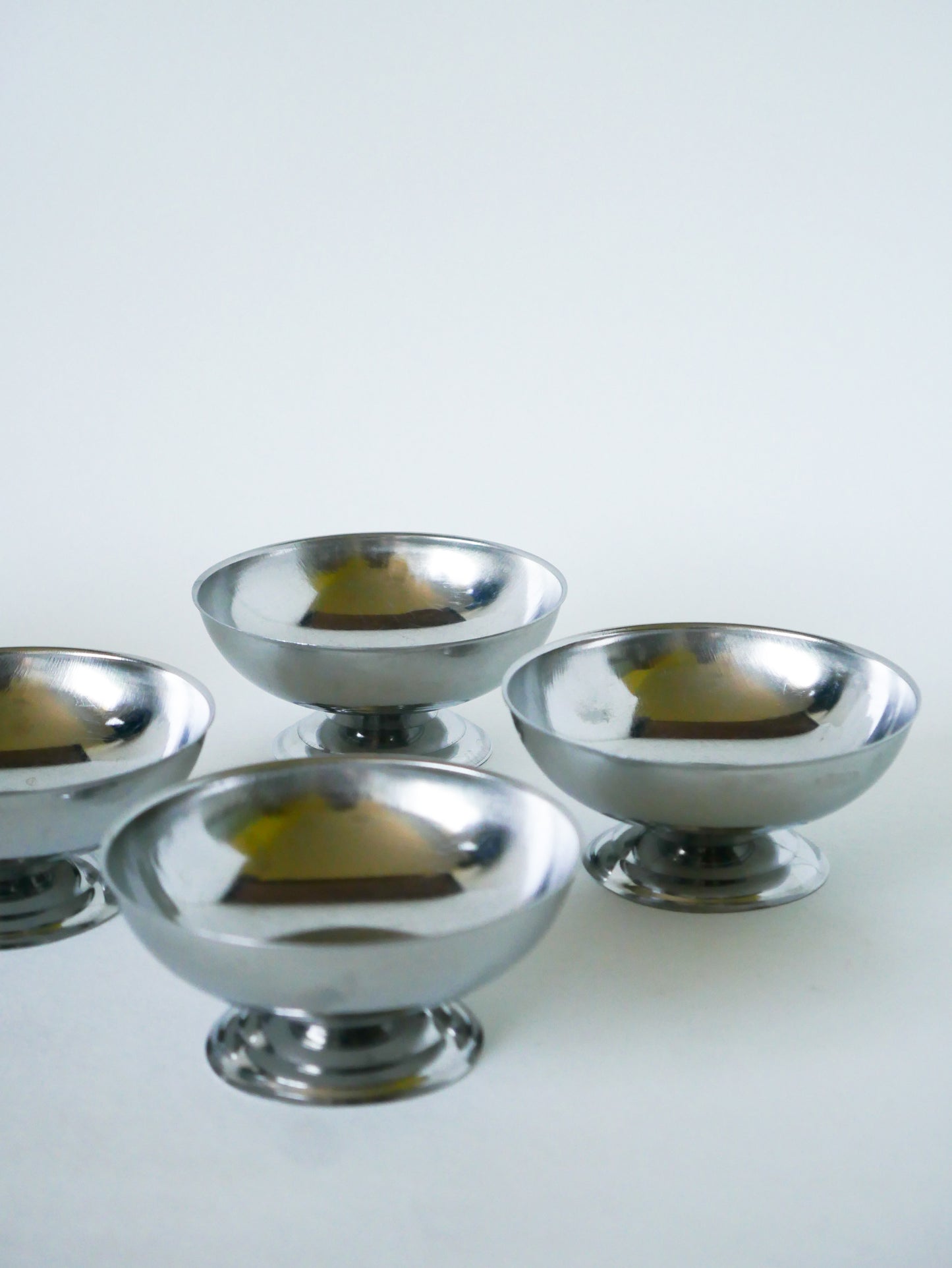Lot de 5 coupes à glace en inox, pieds large, Design, 1970 - 4.2 X 9 cm