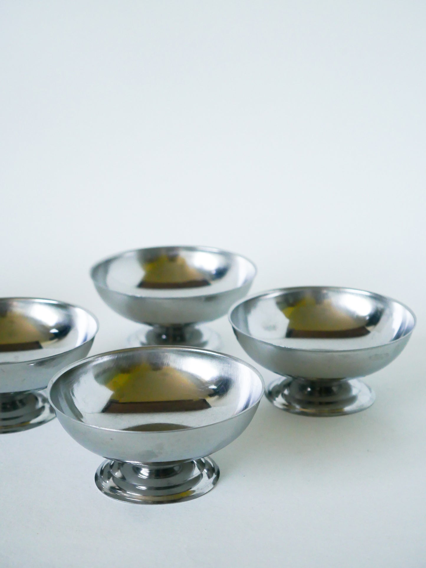 Lot de 5 coupes à glace en inox, pieds large, Design, 1970 - 4.2 X 9 cm