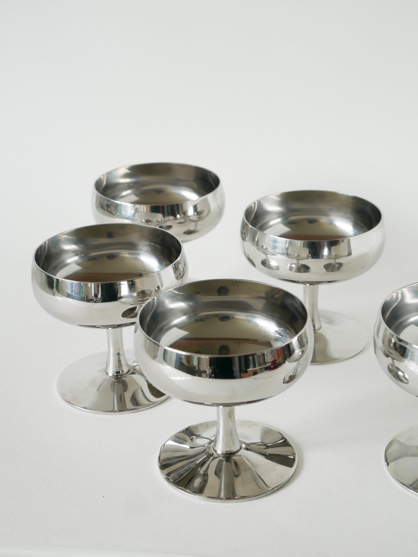 Ensemble de 5 coupes en inox, pieds hauts, Made in Italy, Design, 1970 - 9 X 9 cm