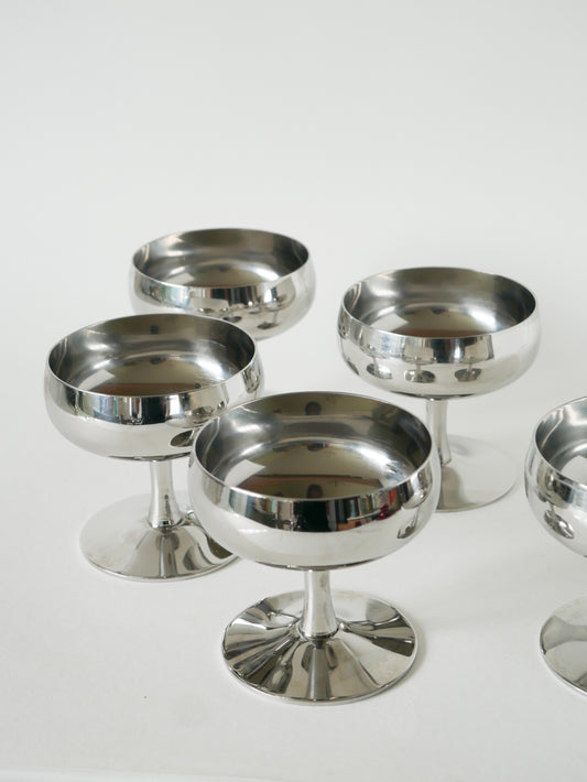 Ensemble de 5 coupes en inox, pieds hauts, Made in Italy, Design, 1970 - 9 X 9 cm