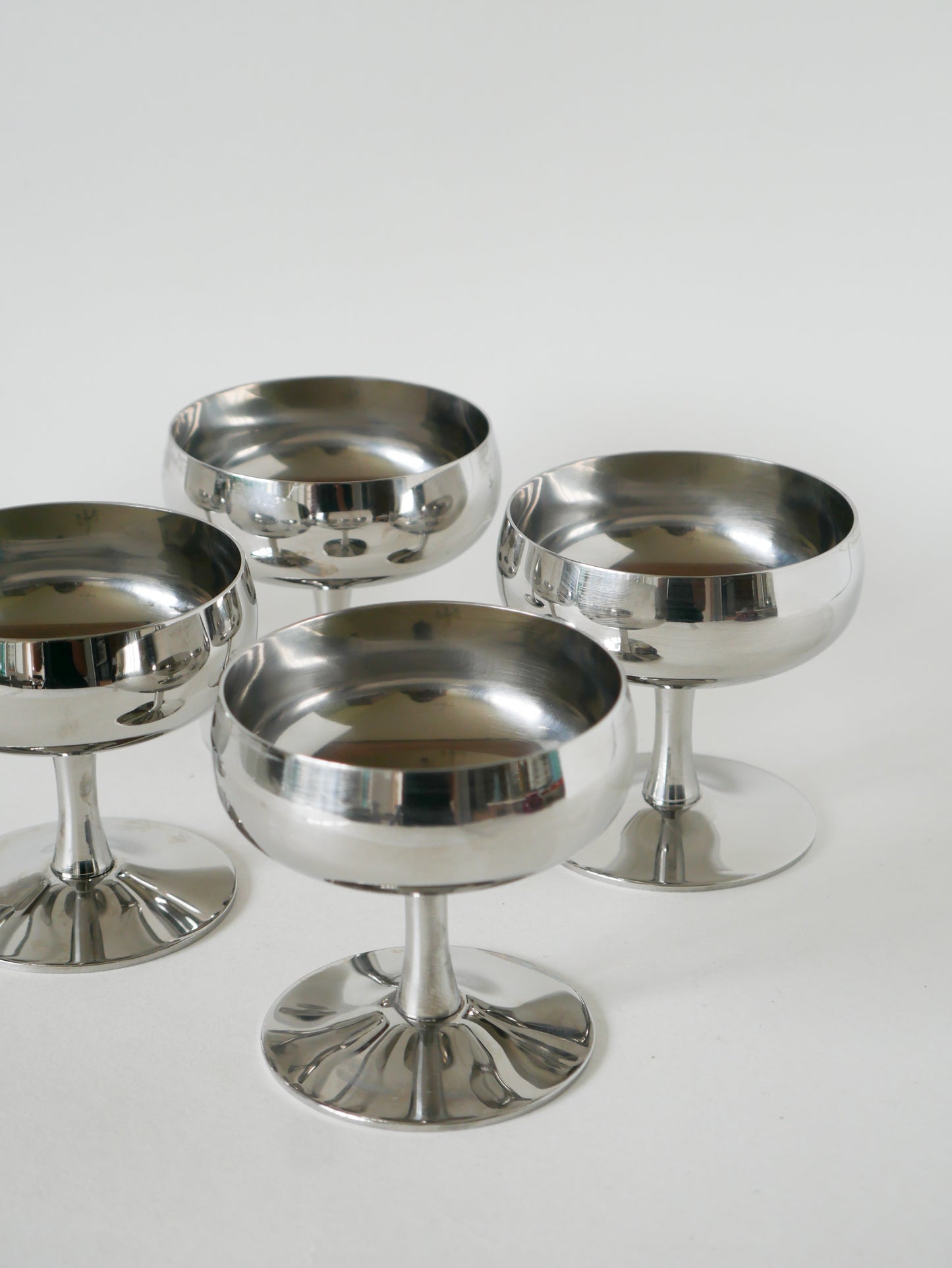 Ensemble de 5 coupes en inox, pieds hauts, Made in Italy, Design, 1970 - 9 X 9 cm