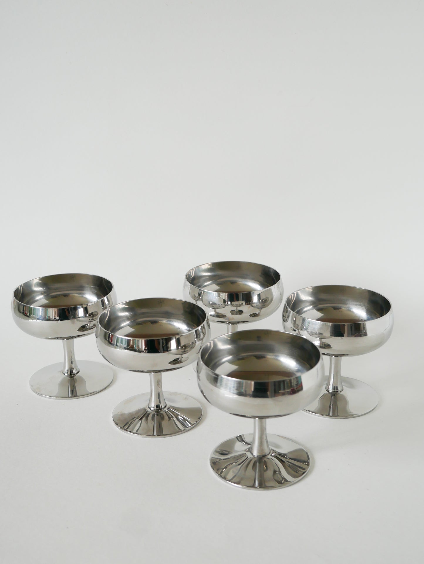 Ensemble de 5 coupes en inox, pieds hauts, Made in Italy, Design, 1970 - 9 X 9 cm