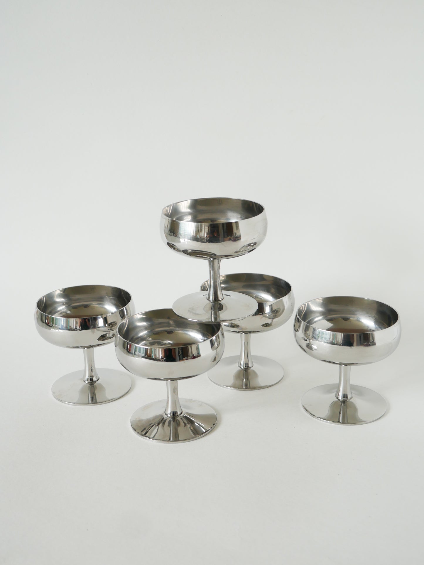 Ensemble de 5 coupes en inox, pieds hauts, Made in Italy, Design, 1970 - 9 X 9 cm