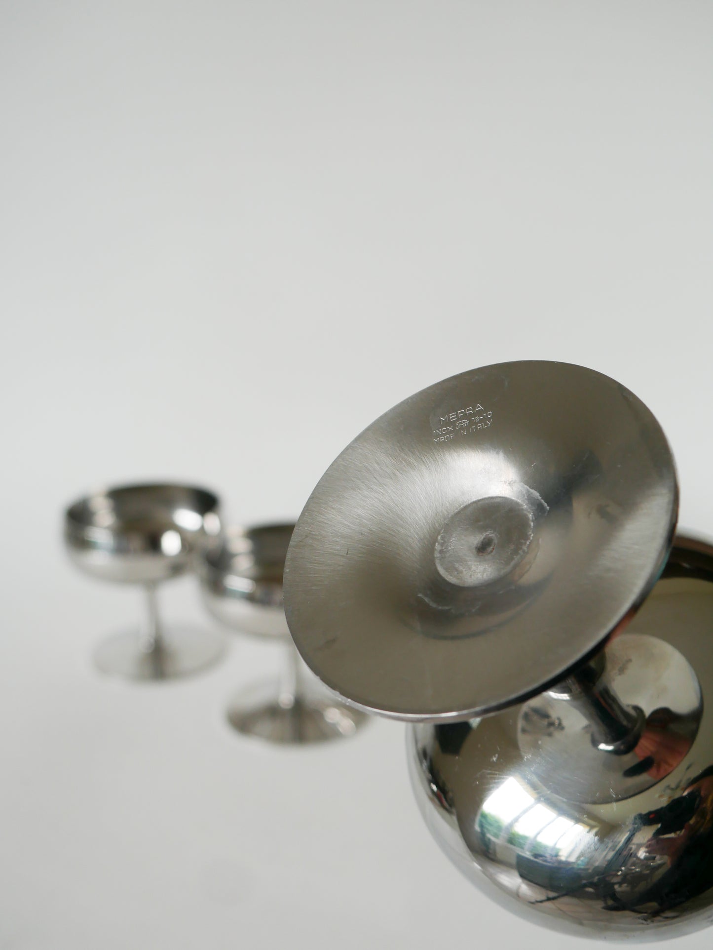 Ensemble de 5 coupes en inox, pieds hauts, Made in Italy, Design, 1970 - 9 X 9 cm
