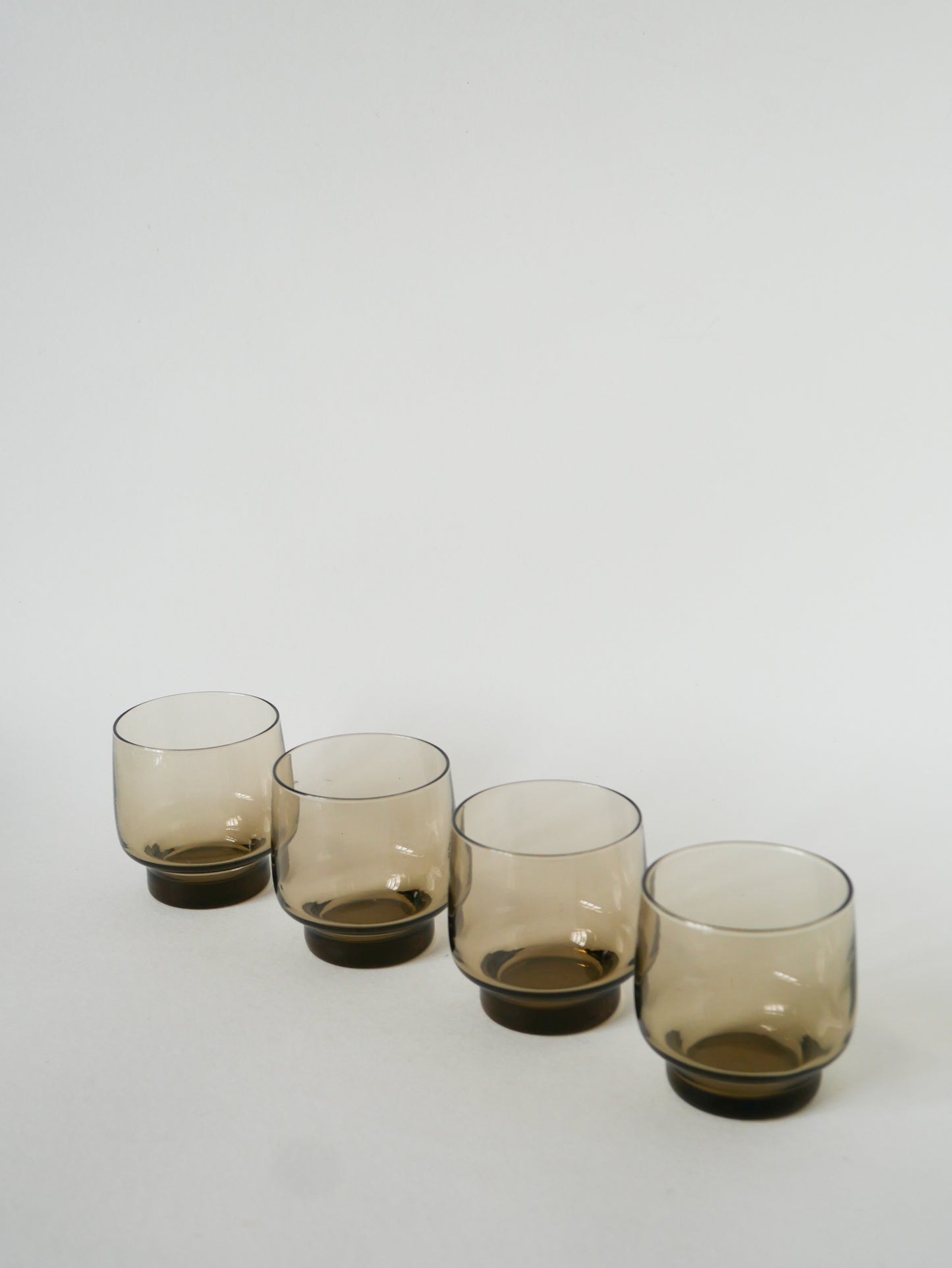 Lot de 4 verres à eau en verre fumé, Design, 1970