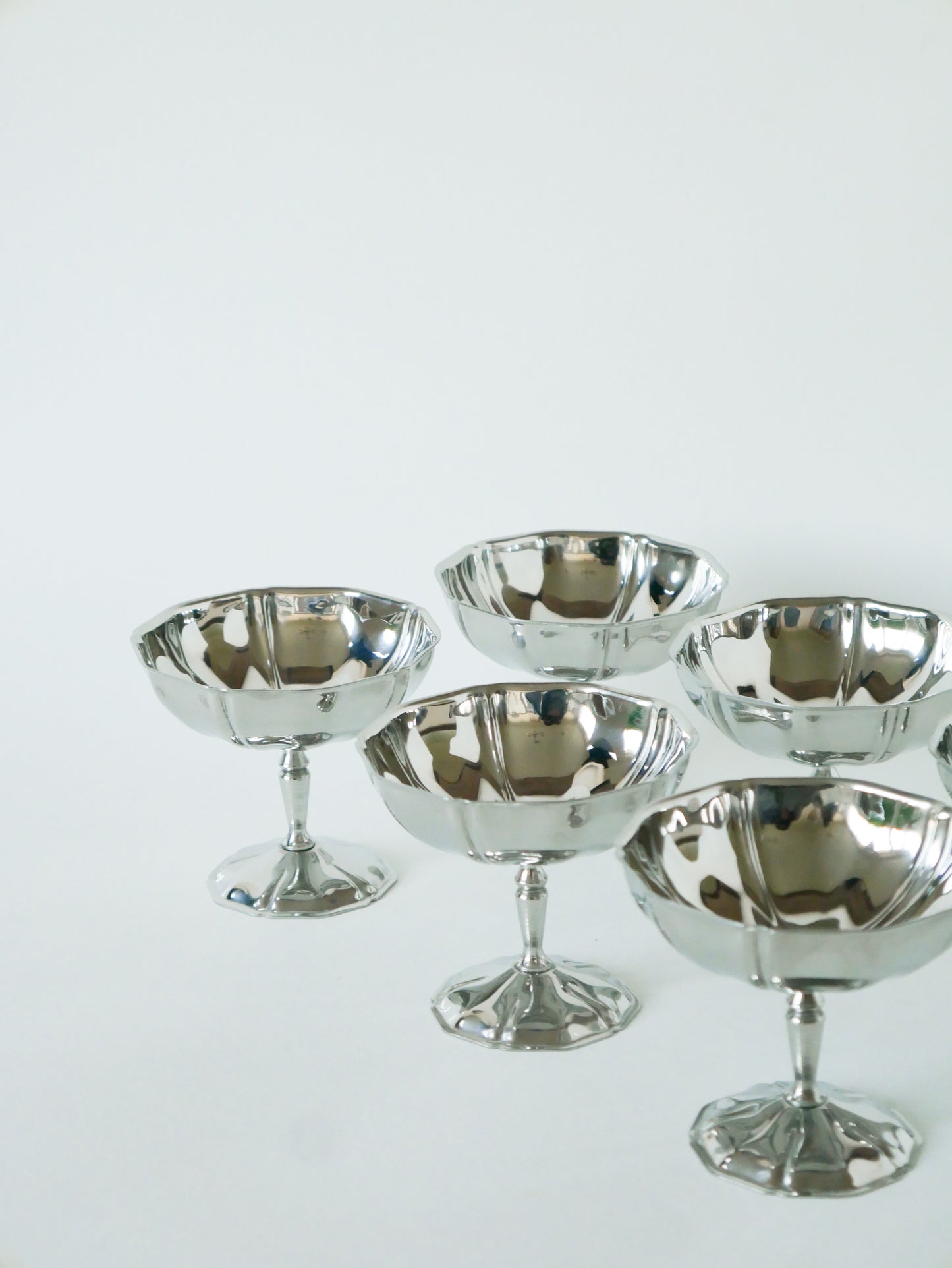 Lot de 6 coupes à glace en inox hautes, pieds fins travaillés, Design, 1970 - 8 X 9 cm